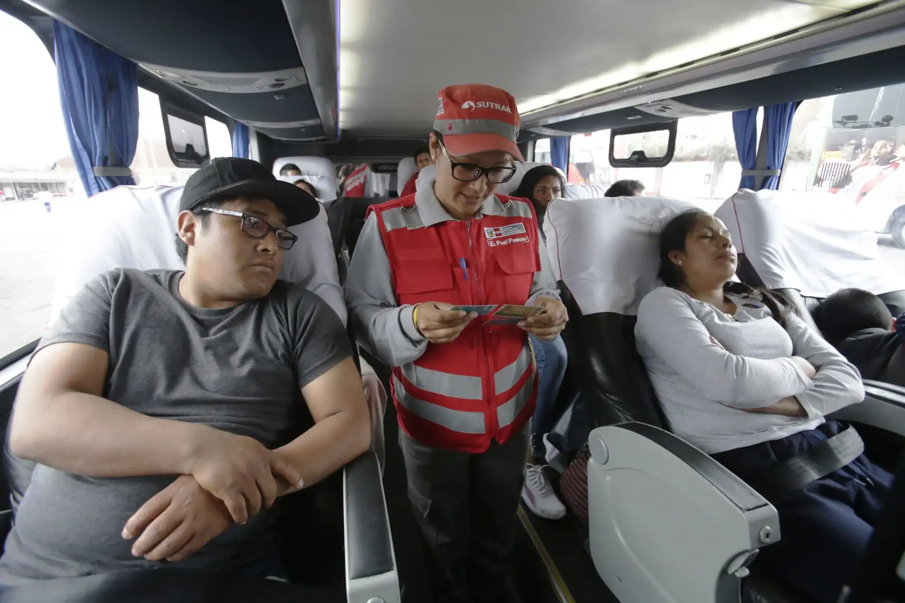 La Superintendencia de Transporte Terrestre de Personas, Carga y Mercancías (SUTRAN), brinda recomendaciones y fiscaliza a conductores y pasajeros en el Terminal Yerbateros, con motivo de que puedan realizar un viaje seguro en esta navidad. Foto: ANDINA/Nathalie Sayago