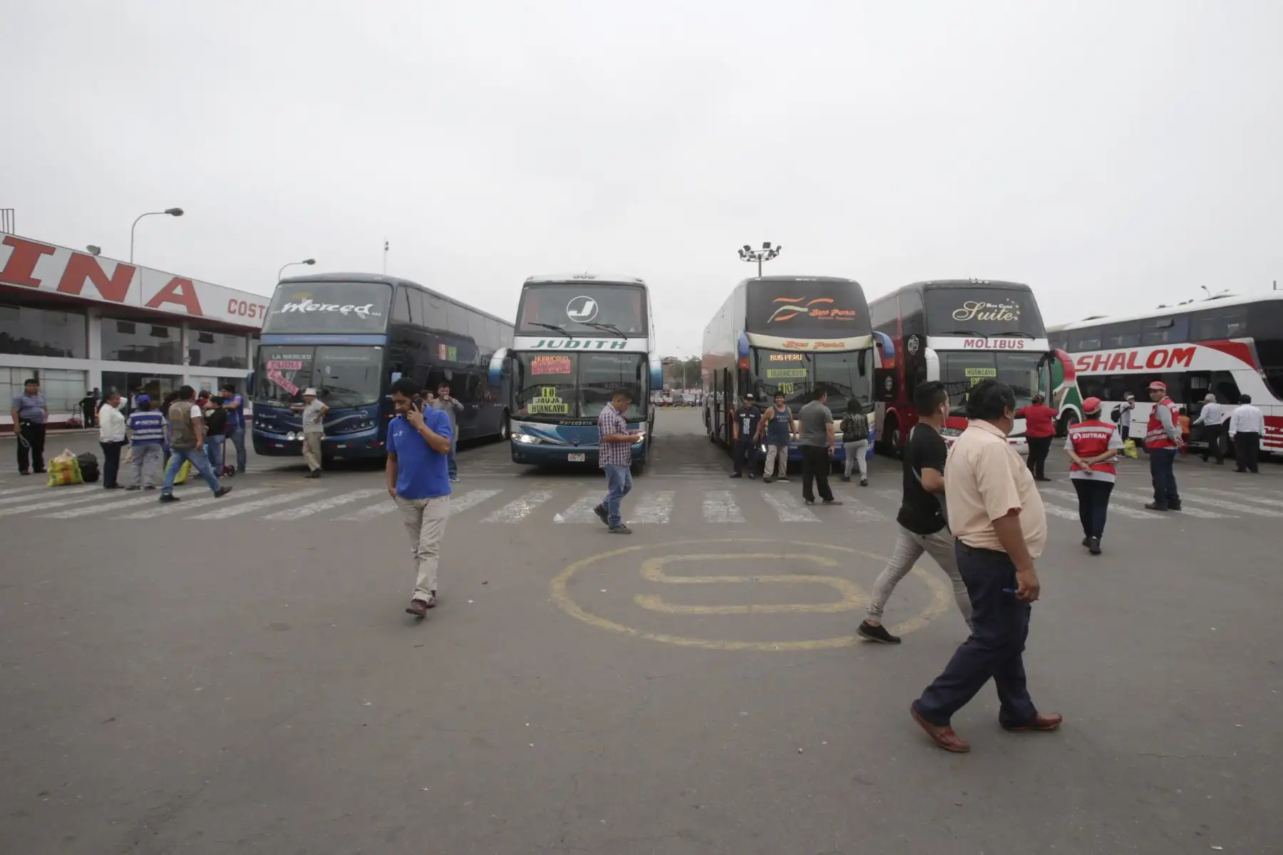 La Superintendencia de Transporte Terrestre de Personas, Carga y Mercancías (SUTRAN), brinda recomendaciones y fiscaliza a conductores y pasajeros en el Terminal Yerbateros, con motivo de que puedan realizar un viaje seguro en esta navidad. Foto: ANDINA/Nathalie Sayago