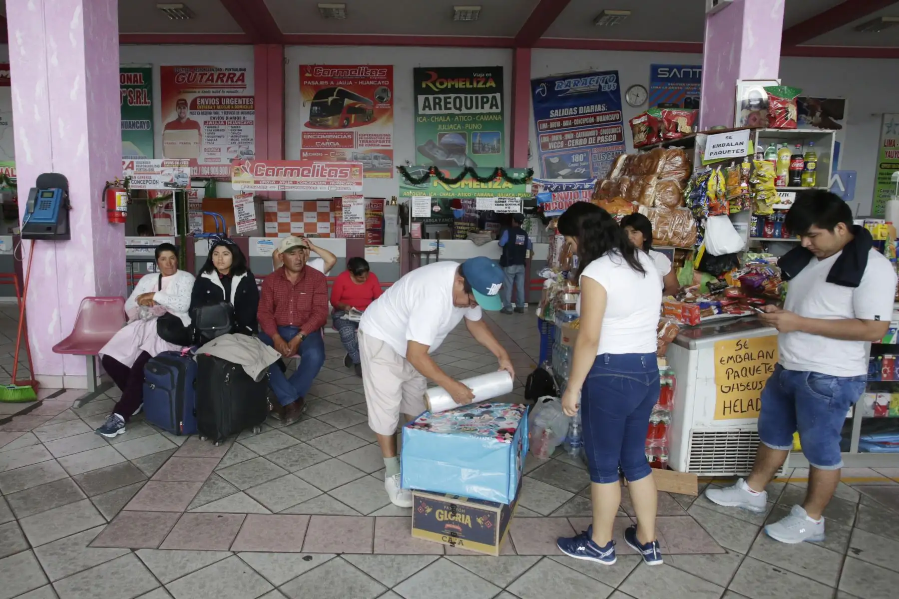 La Superintendencia de Transporte Terrestre de Personas, Carga y Mercancías (SUTRAN), brinda recomendaciones y fiscaliza a conductores y pasajeros en el Terminal Yerbateros, con motivo de que puedan realizar un viaje seguro en esta navidad. Foto: ANDINA/Nathalie Sayago