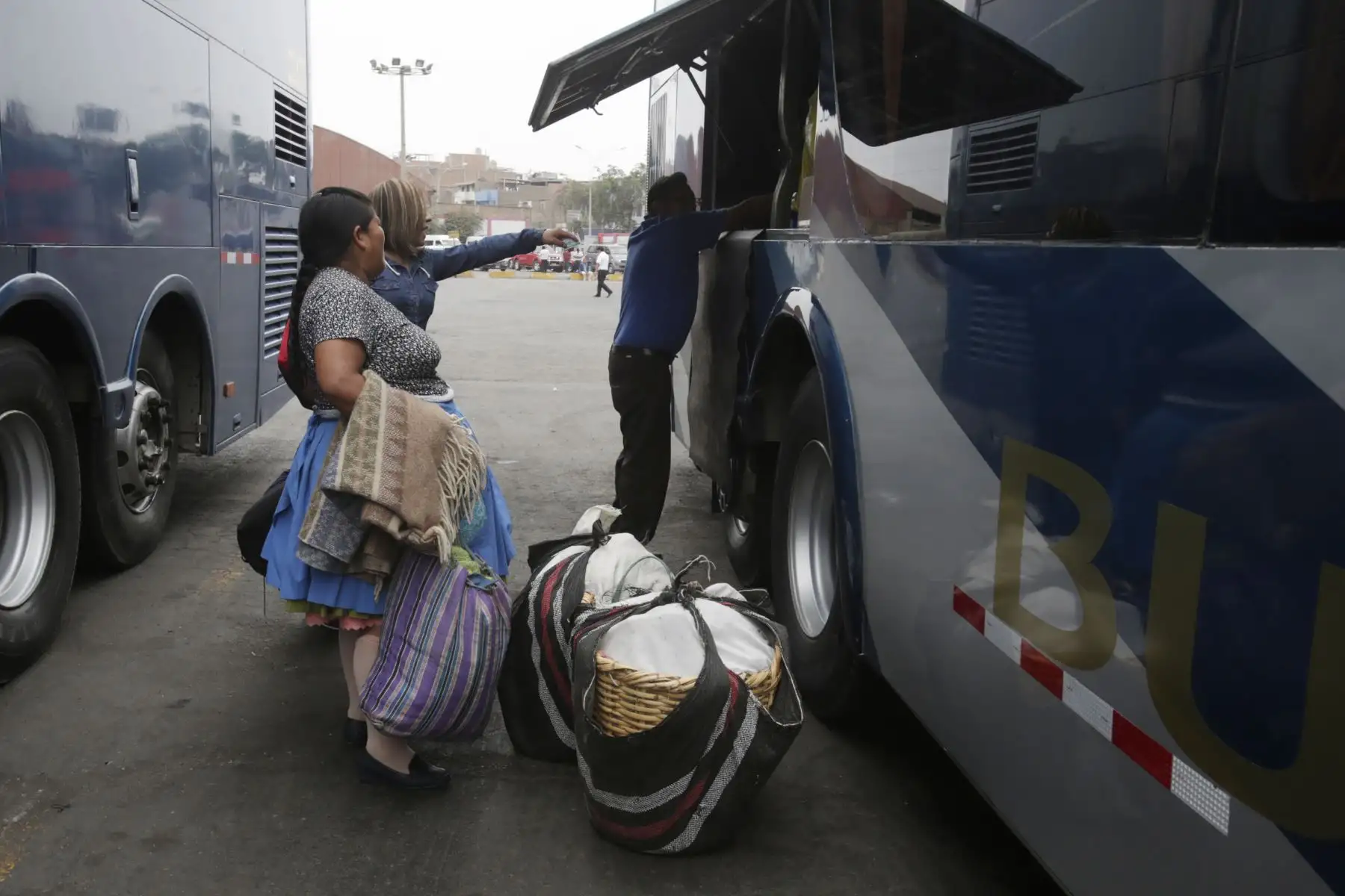 La Superintendencia de Transporte Terrestre de Personas, Carga y Mercancías (SUTRAN), brinda recomendaciones y fiscaliza a conductores y pasajeros en el Terminal Yerbateros, con motivo de que puedan realizar un viaje seguro en esta navidad. Foto: ANDINA/Nathalie Sayago