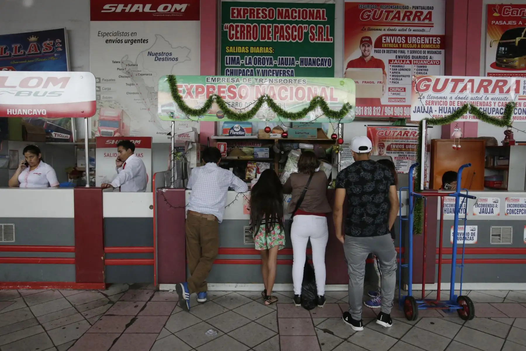 La Superintendencia de Transporte Terrestre de Personas, Carga y Mercancías (SUTRAN), brinda recomendaciones y fiscaliza a conductores y pasajeros en el Terminal Yerbateros, con motivo de que puedan realizar un viaje seguro en esta navidad. Foto: ANDINA/Nathalie Sayago