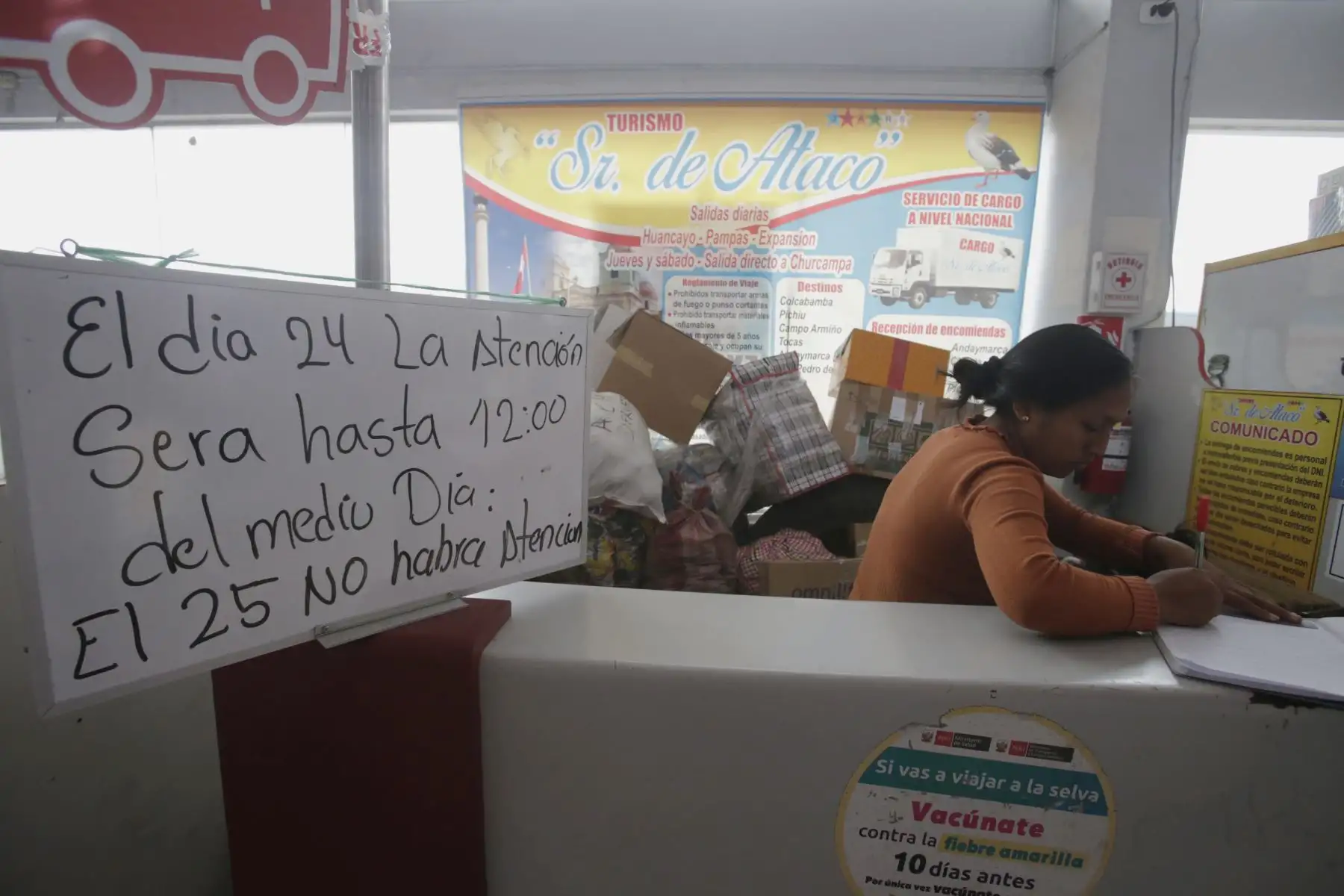 La Superintendencia de Transporte Terrestre de Personas, Carga y Mercancías (SUTRAN), brinda recomendaciones y fiscaliza a conductores y pasajeros en el Terminal Yerbateros, con motivo de que puedan realizar un viaje seguro en esta navidad. Foto: ANDINA/Nathalie Sayago