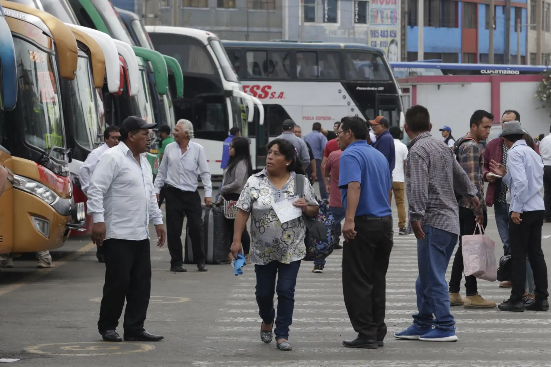 La Superintendencia de Transporte Terrestre de Personas, Carga y Mercancías (SUTRAN), brinda recomendaciones y fiscaliza a conductores y pasajeros en el Terminal Yerbateros, con motivo de que puedan realizar un viaje seguro en esta navidad. Foto: ANDINA/Nathalie Sayago