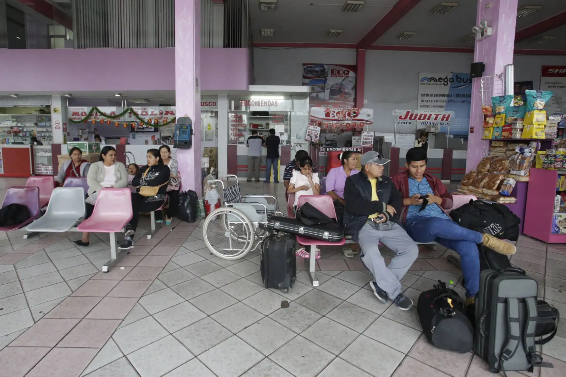 La Superintendencia de Transporte Terrestre de Personas, Carga y Mercancías (SUTRAN), brinda recomendaciones y fiscaliza a conductores y pasajeros en el Terminal Yerbateros, con motivo de que puedan realizar un viaje seguro en esta navidad. Foto: ANDINA/Nathalie Sayago