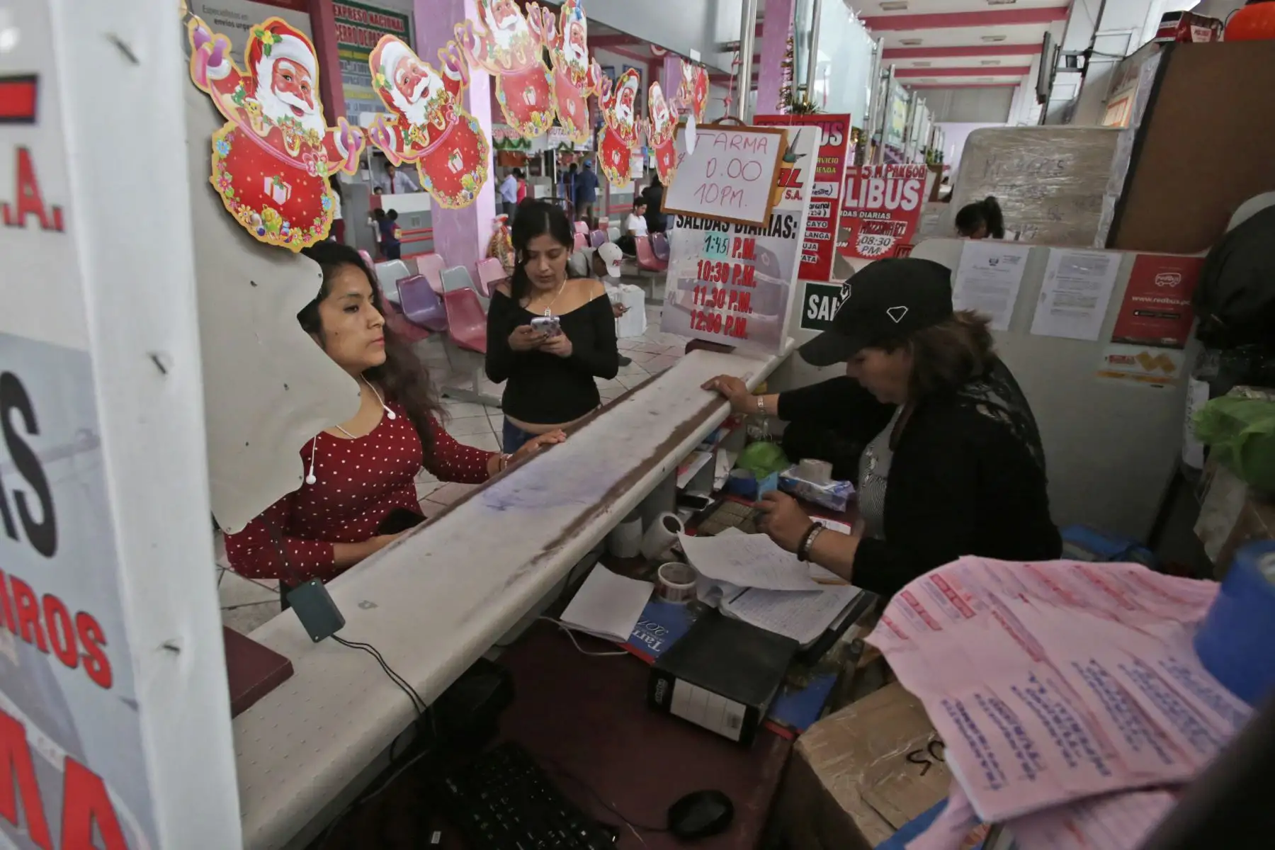 La Superintendencia de Transporte Terrestre de Personas, Carga y Mercancías (SUTRAN), brinda recomendaciones y fiscaliza a conductores y pasajeros en el Terminal Yerbateros, con motivo de que puedan realizar un viaje seguro en esta navidad. Foto: ANDINA/Nathalie Sayago