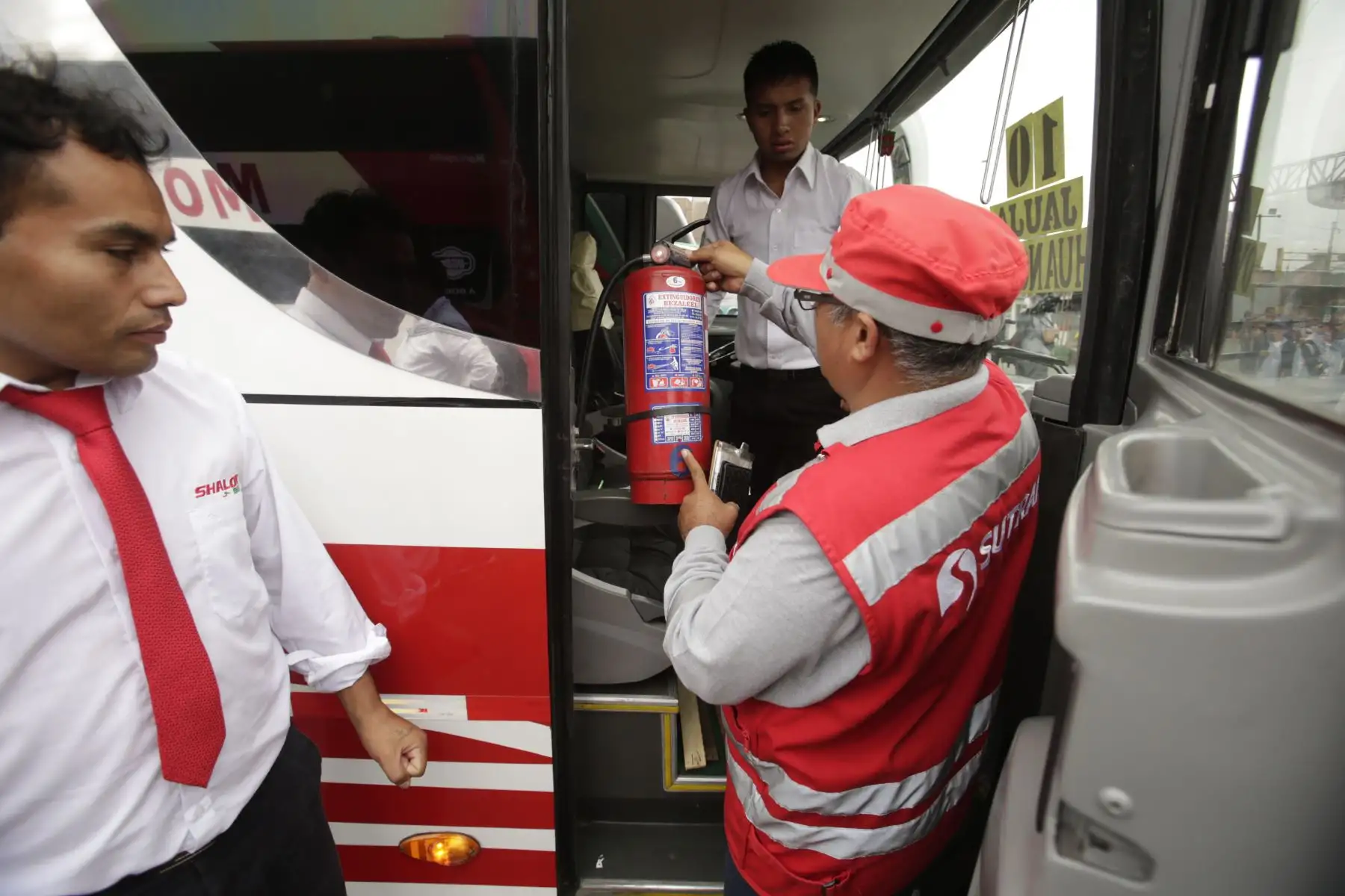 La Superintendencia de Transporte Terrestre de Personas, Carga y Mercancías (SUTRAN), brinda recomendaciones y fiscaliza a conductores y pasajeros en el Terminal Yerbateros, con motivo de que puedan realizar un viaje seguro en esta navidad. Foto: ANDINA/Nathalie Sayago