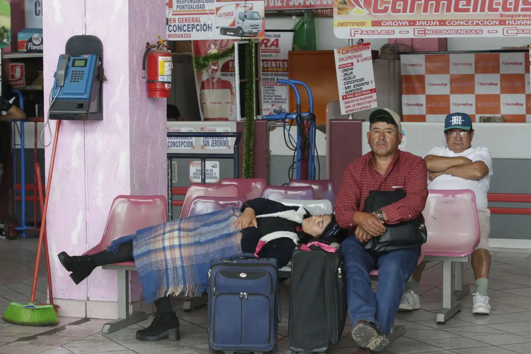 La Superintendencia de Transporte Terrestre de Personas, Carga y Mercancías (SUTRAN), brinda recomendaciones y fiscaliza a conductores y pasajeros en el Terminal Yerbateros, con motivo de que puedan realizar un viaje seguro en esta navidad. Foto: ANDINA/Nathalie Sayago