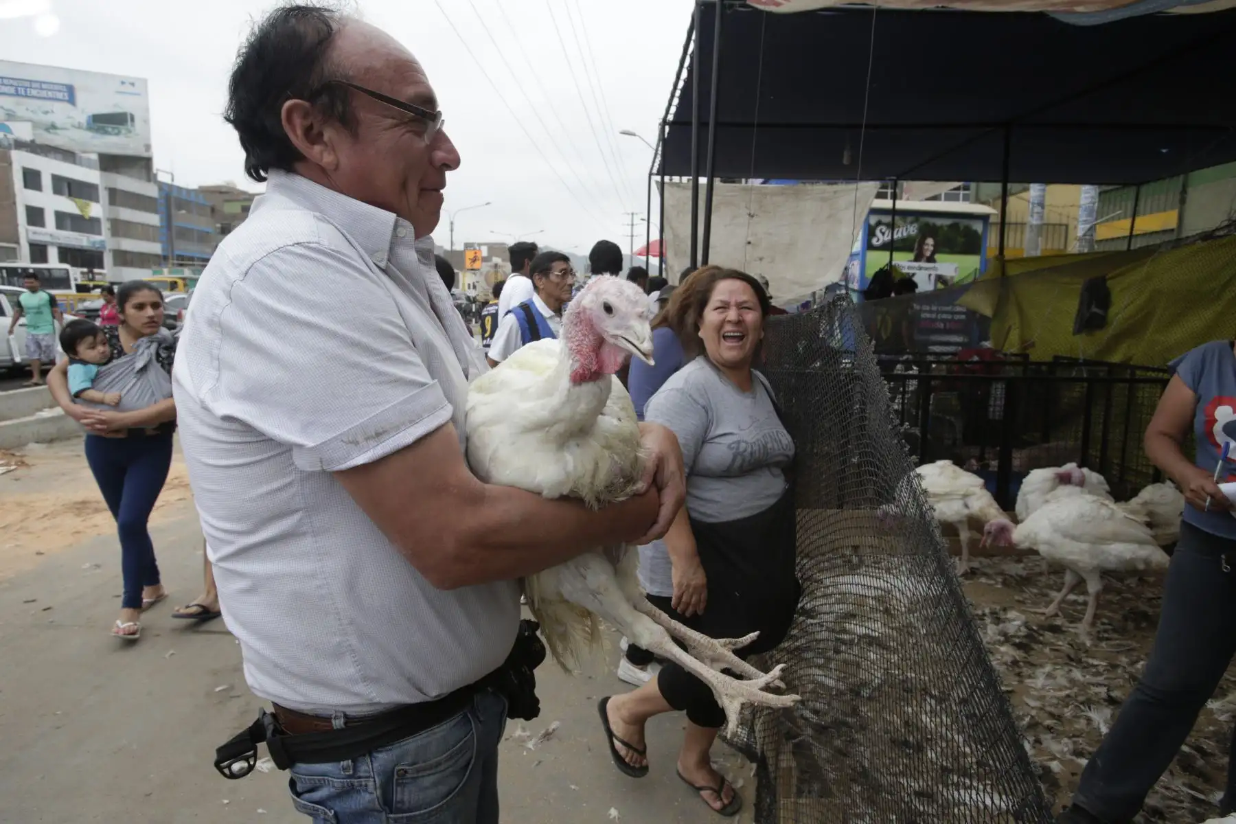 Peruanos realizan la compra del tradicional Pavo para la cena de navidad. Foto: ANDINA/Nathalie Sayago