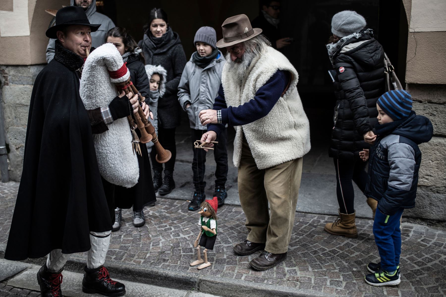 Mario Collino, también conocido como "Prezzemolo" ("Perejil"), presenta su espectáculo en las calles en Busca, cerca de Cuneo, en el norte de Italia Foto: AFP