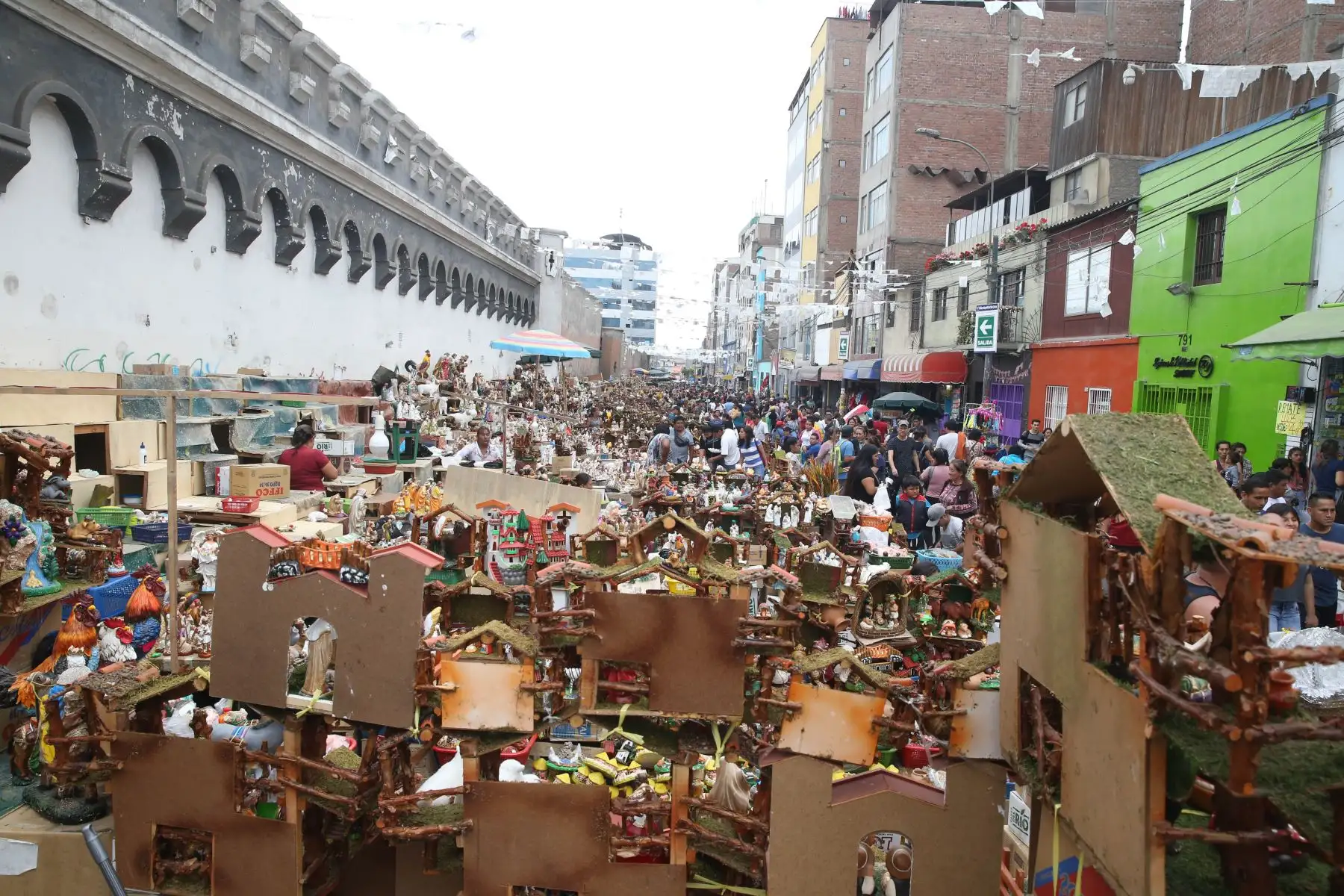 Zonas comerciales de la capital se han visto abarrotados de personas en los últimos días para realizar las denominadas “compras de último momento” por Navidad. Foto: ANDINA/Vidal Tarqui