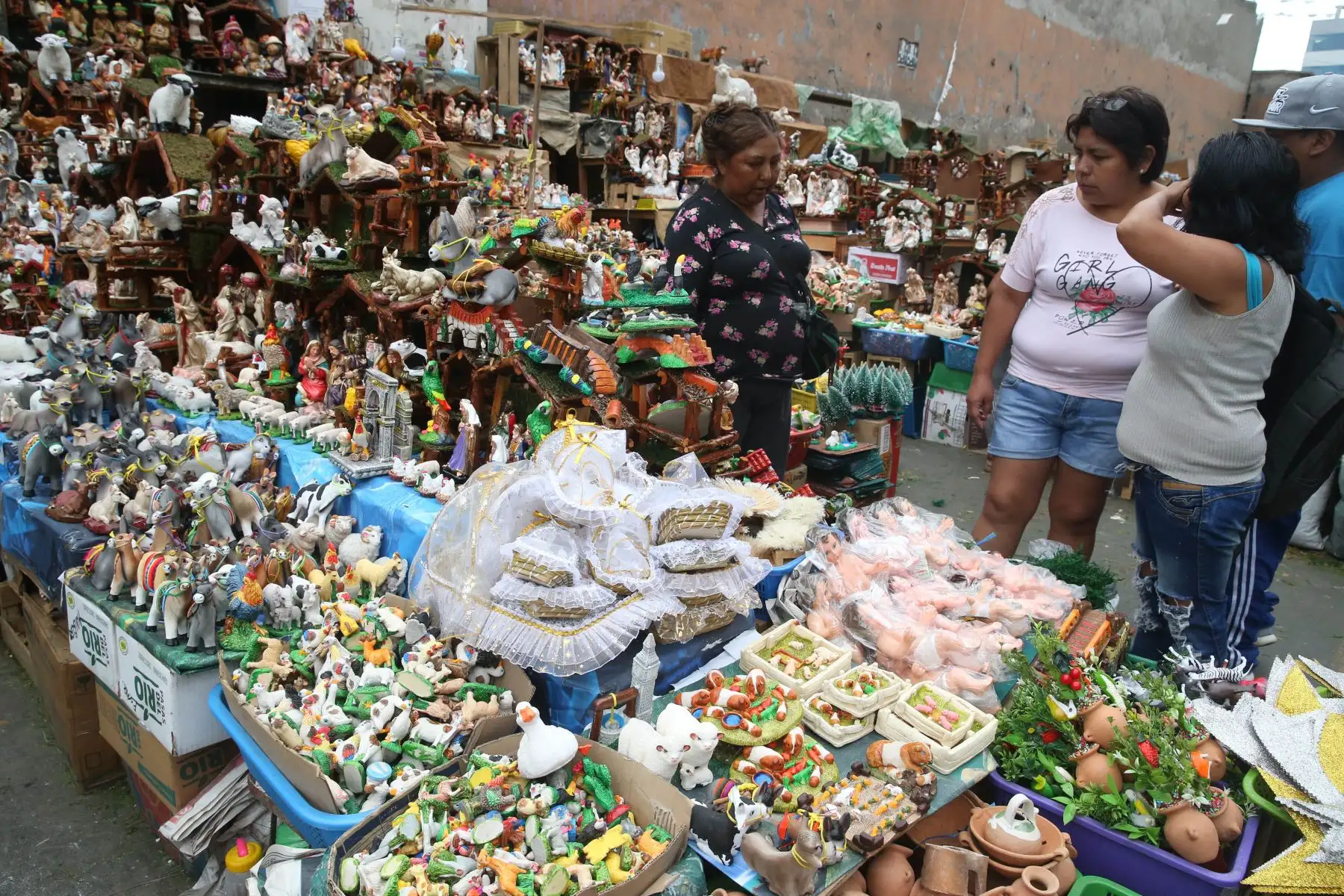 Zonas comerciales de la capital se han visto abarrotados de personas en los últimos días para realizar las denominadas “compras de último momento” por Navidad. Foto: ANDINA/Vidal Tarqui