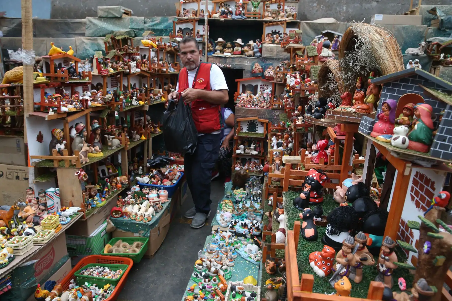 Zonas comerciales de la capital se han visto abarrotados de personas en los últimos días para realizar las denominadas “compras de último momento” por Navidad. Foto: ANDINA/Vidal Tarqui