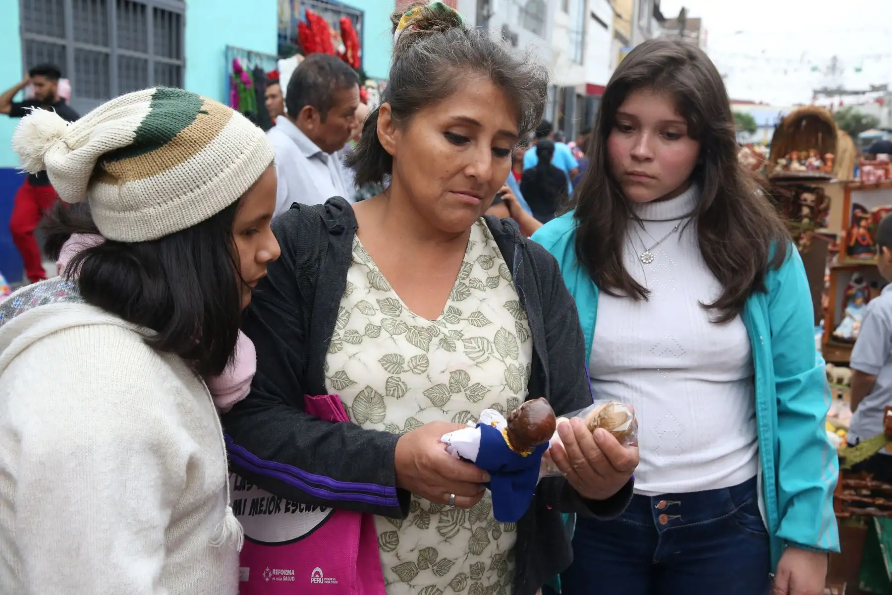 Zonas comerciales de la capital se han visto abarrotados de personas en los últimos días para realizar las denominadas “compras de último momento” por Navidad. Foto: ANDINA/Vidal Tarqui