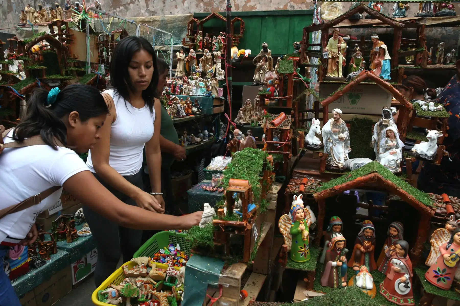 Zonas comerciales de la capital se han visto abarrotados de personas en los últimos días para realizar las denominadas “compras de último momento” por Navidad. Foto: ANDINA/Vidal Tarqui