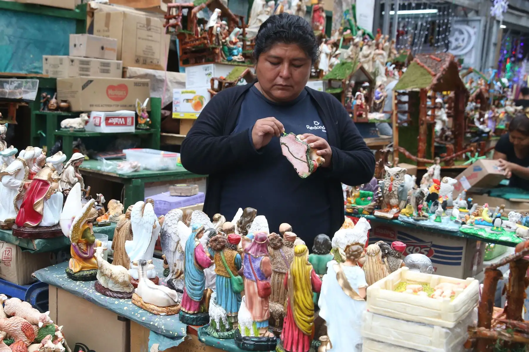 Zonas comerciales de la capital se han visto abarrotados de personas en los últimos días para realizar las denominadas “compras de último momento” por Navidad. Foto: ANDINA/Vidal Tarqui
