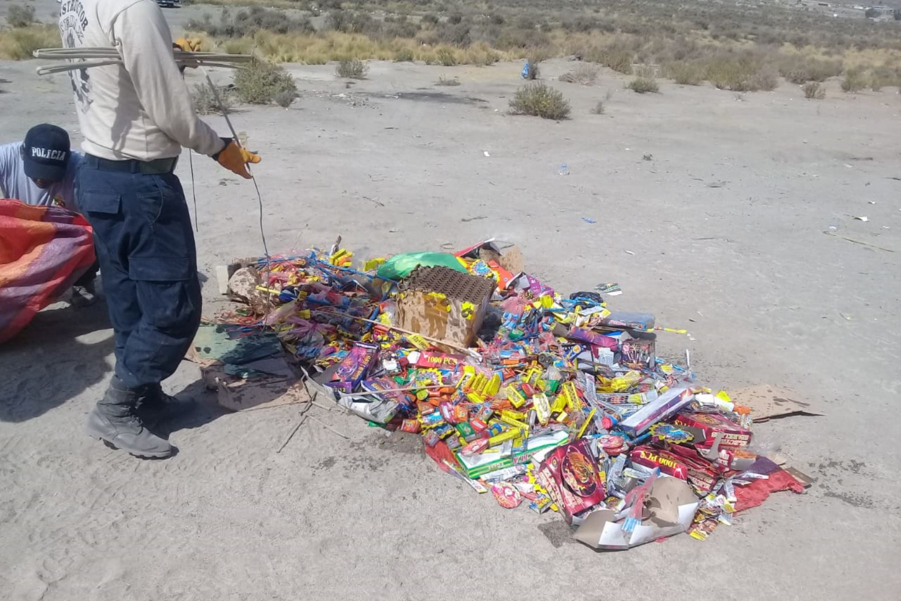 En Arequipa destruyeron los 700 kilos de fuegos pirotécnicos requisados en el distrito de Chiguata.