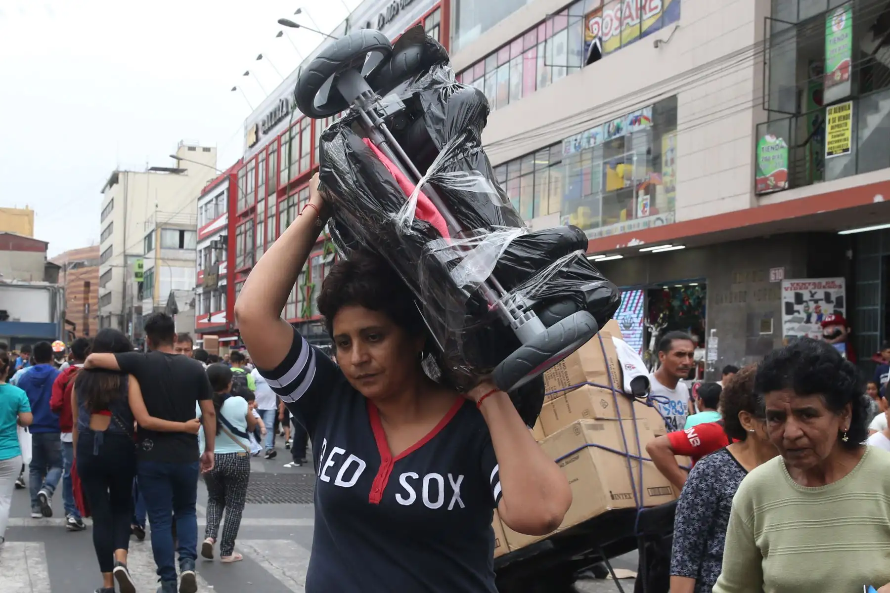 Los locales y zonas comerciales de la capital se han visto abarrotados de personas en los últimos días para realizar las denominadas “compras de último momento” por Navidad. Foto: ANDINA/Vidal Tarqui