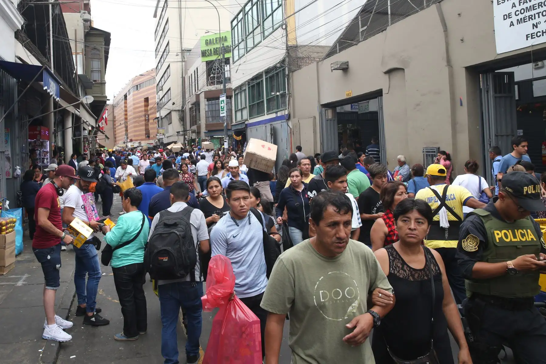 Los locales y zonas comerciales de la capital se han visto abarrotados de personas en los últimos días para realizar las denominadas “compras de último momento” por Navidad. Foto: ANDINA/Vidal Tarqu