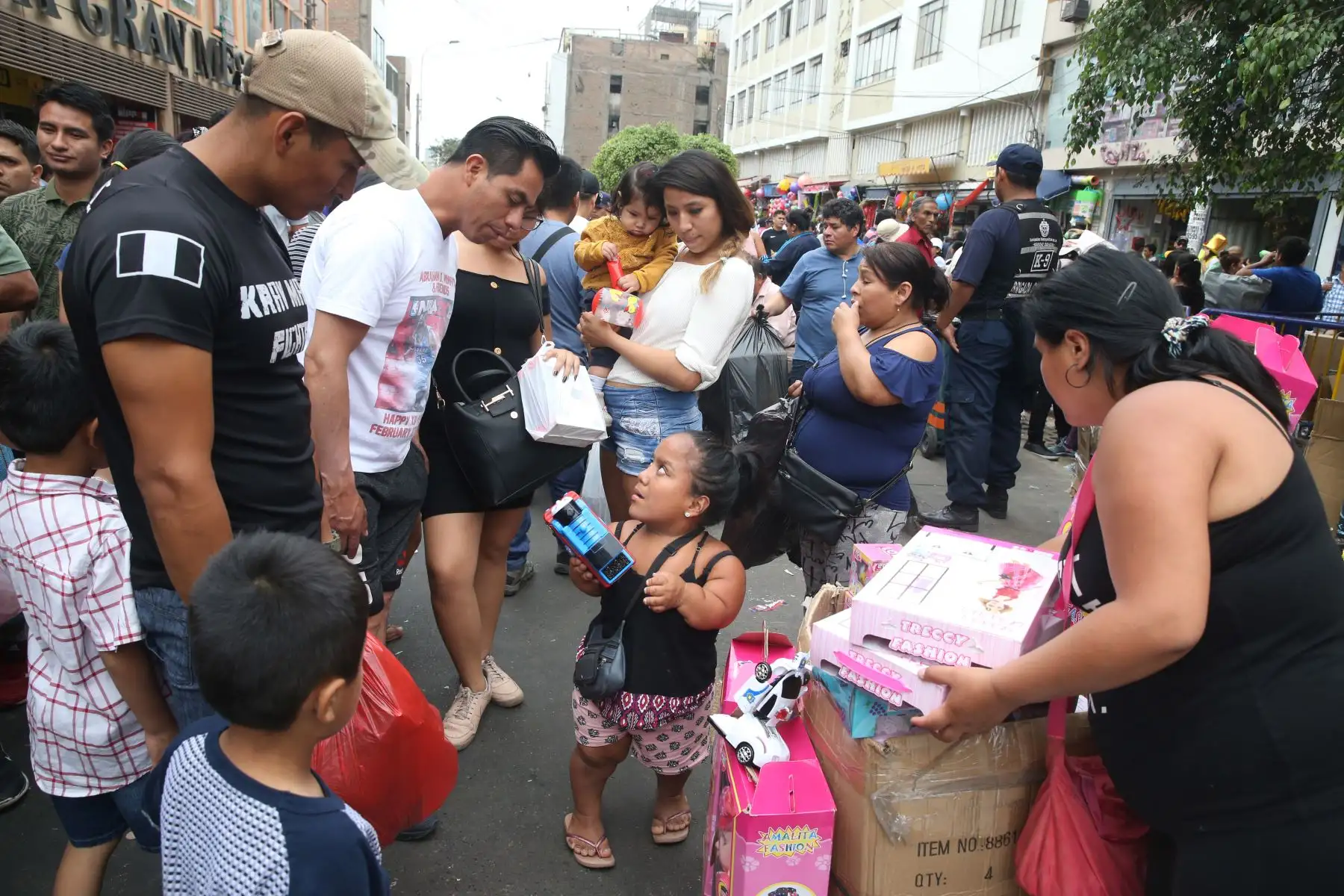 Los locales y zonas comerciales de la capital se han visto abarrotados de personas en los últimos días para realizar las denominadas “compras de último momento” por Navidad. Foto: ANDINA/Vidal Tarqu