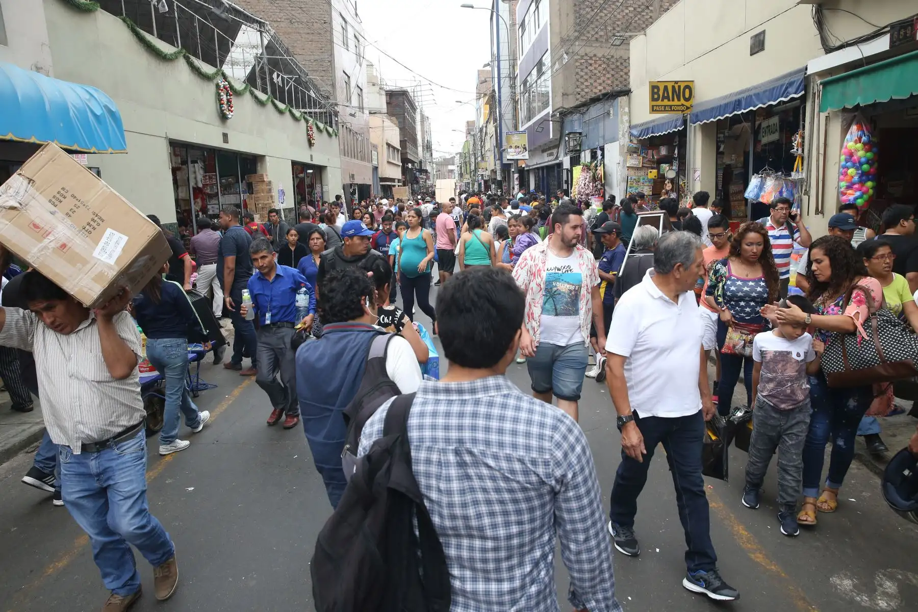 Los locales y zonas comerciales de la capital se han visto abarrotados de personas en los últimos días para realizar las denominadas “compras de último momento” por Navidad. Foto: ANDINA/Vidal Tarqu