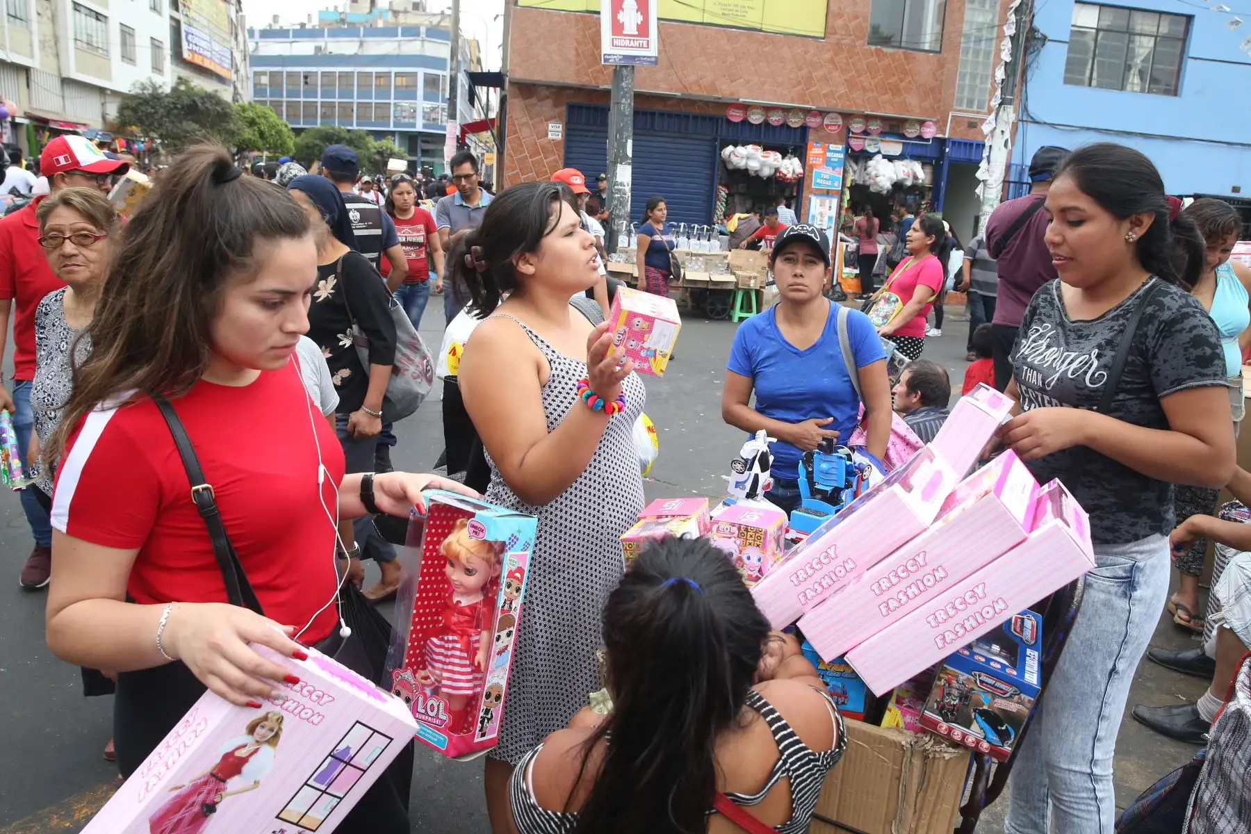 Los locales y zonas comerciales de la capital se han visto abarrotados de personas en los últimos días para realizar las denominadas “compras de último momento” por Navidad. Foto: ANDINA/Vidal Tarqu
