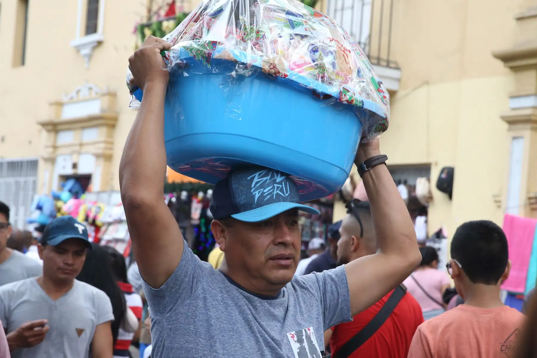 Los locales y zonas comerciales de la capital se han visto abarrotados de personas en los últimos días para realizar las denominadas “compras de último momento” por Navidad. Foto: ANDINA/Vidal Tarqu
