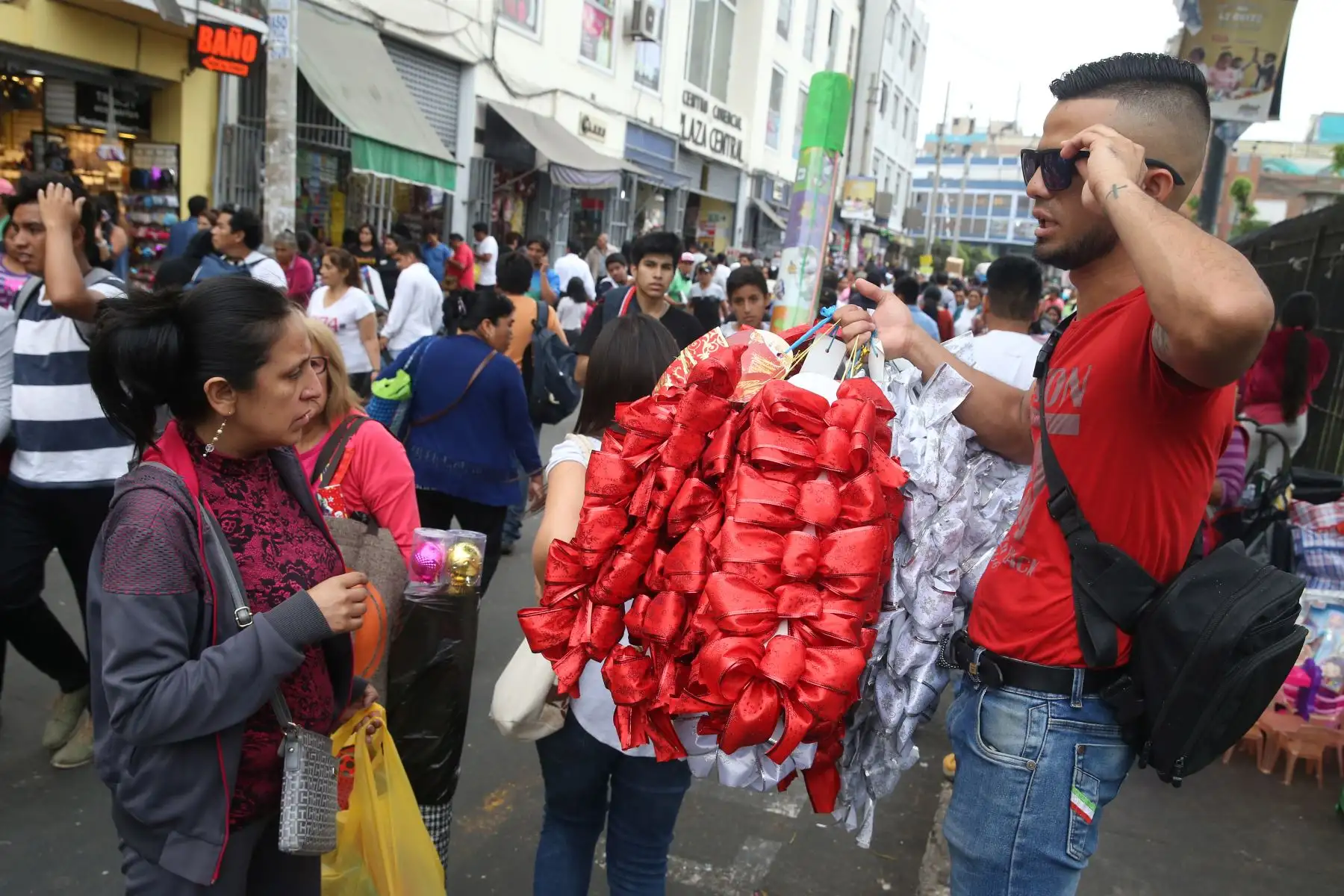 Los locales y zonas comerciales de la capital se han visto abarrotados de personas en los últimos días para realizar las denominadas “compras de último momento” por Navidad. Foto: ANDINA/Vidal Tarqu