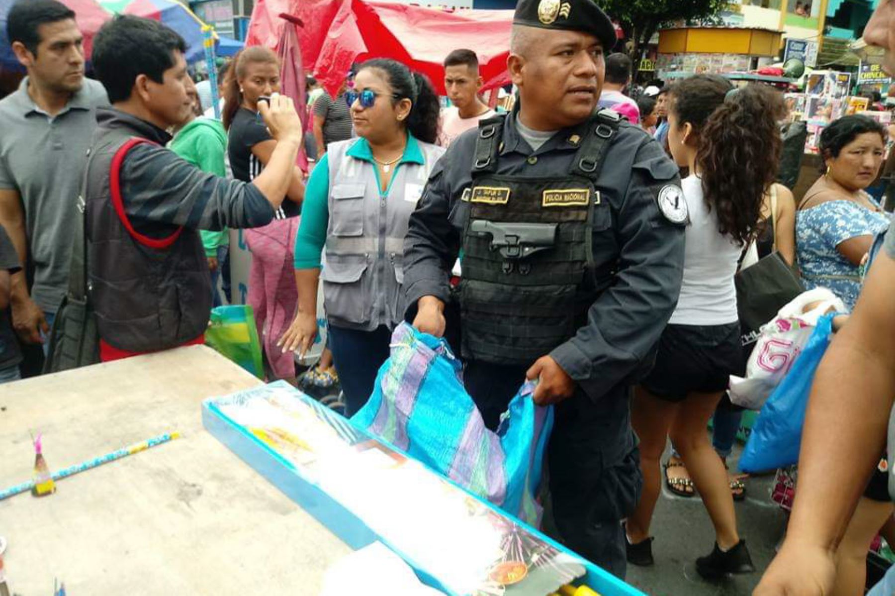 Personal de Udex y Sucamec recorre las calles de la ciudad de Chimbote para incautar los productos pirotécnicos que se venden en forma ilegal.