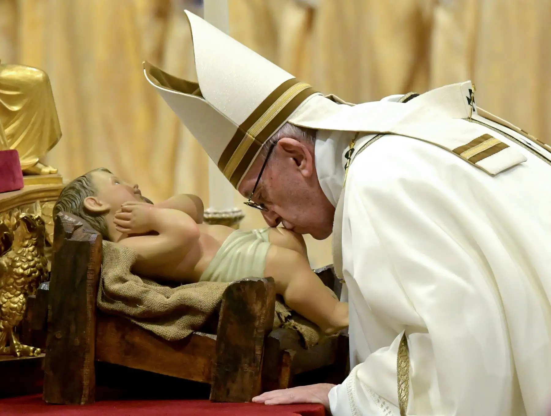 El Papa Francisco celebrò la  tradicional misa  de gallo en la víspera de Navidad, en la basílica de San Pedro en el Vaticano.Foto: ANDINA/AFP