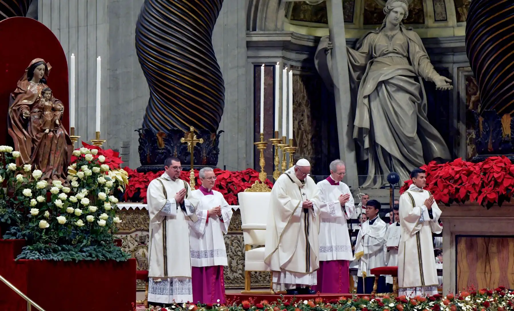 El Papa Francisco celebrò la  tradicional misa  de gallo en la víspera de Navidad, en la basílica de San Pedro en el Vaticano.Foto: ANDINA/AFP