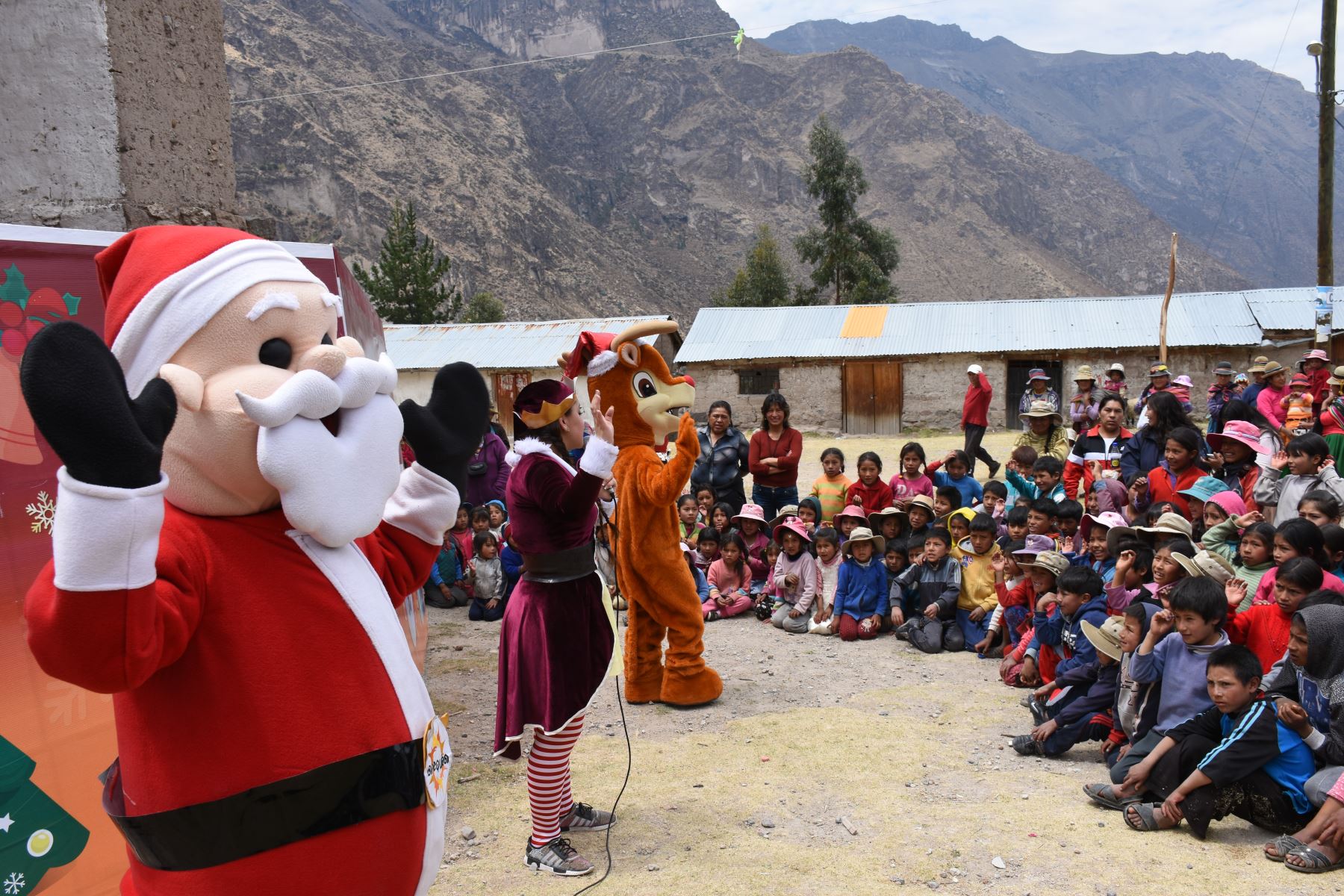 Niños de zonas altas de Arequipa celebran la Navidad con show infantil y reciben regalos. ANDINA