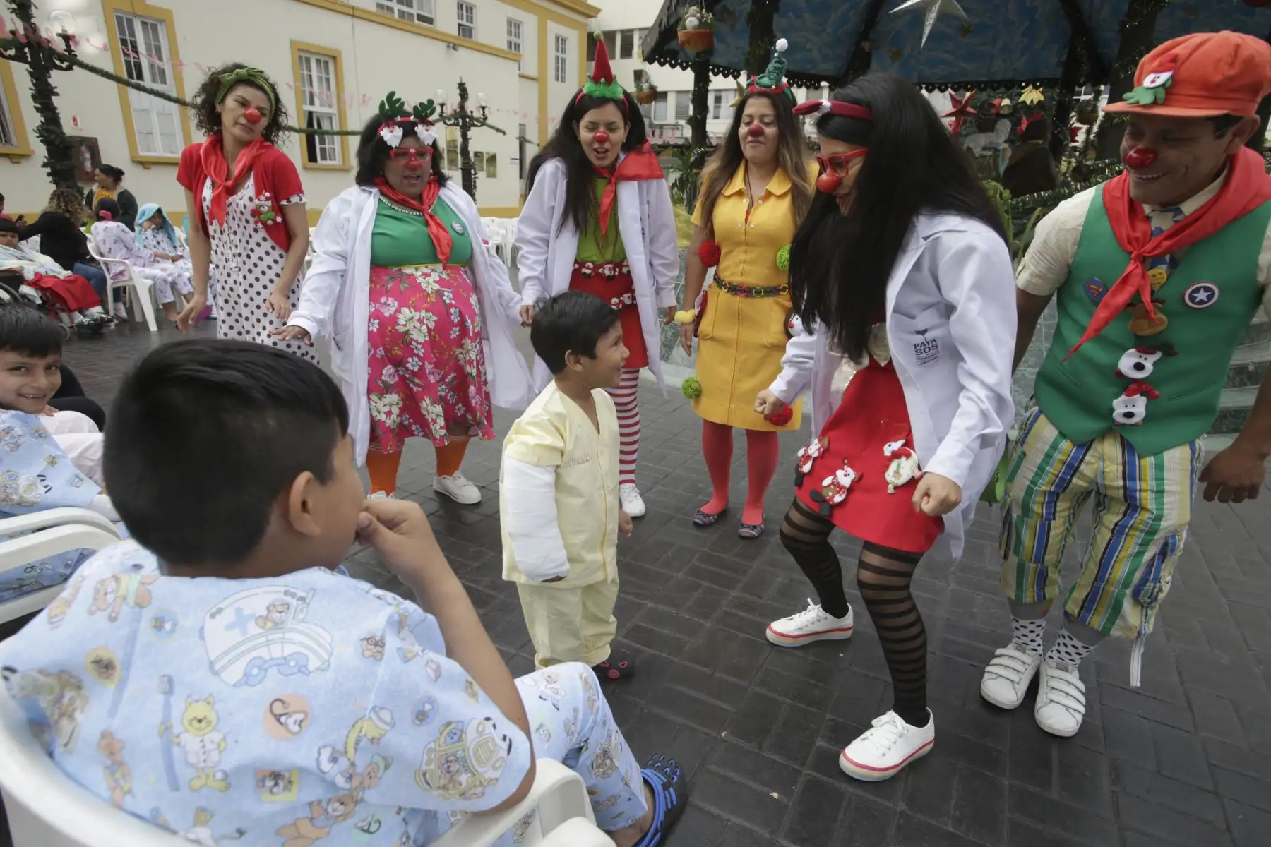 Payasos de Emergencia celebran junto a los pacientes del Instituto Nacional de Salud del Niño (INSN) en esta navidad. Foto: ANDINA/Nathalie Sayago