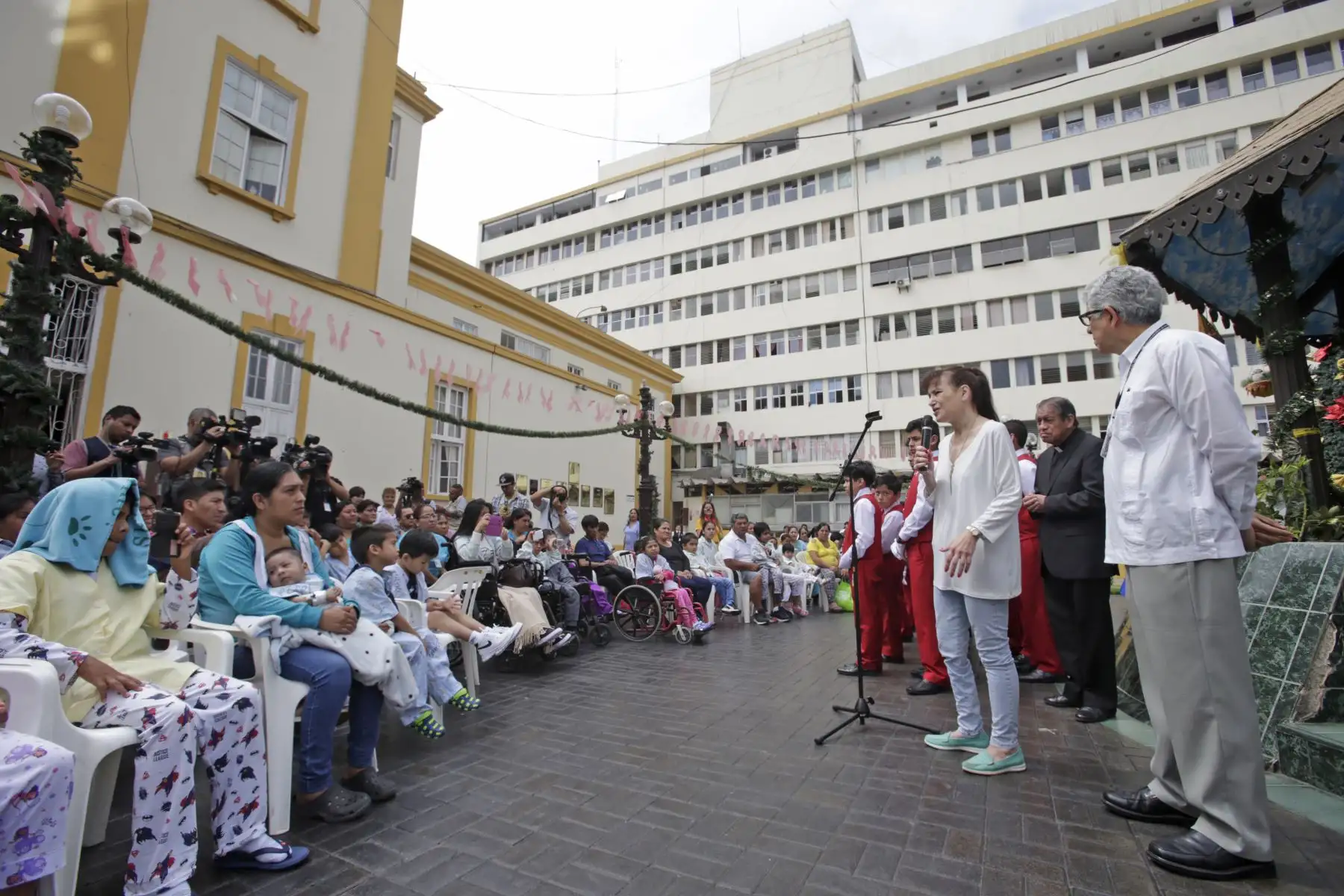 Silvia Pessah Eljay, Ministra de Salud visita a los niños del Instituto Nacional de Salud del Niño (INSN) por navidad. Foto: ANDINA/Nathalie Sayago