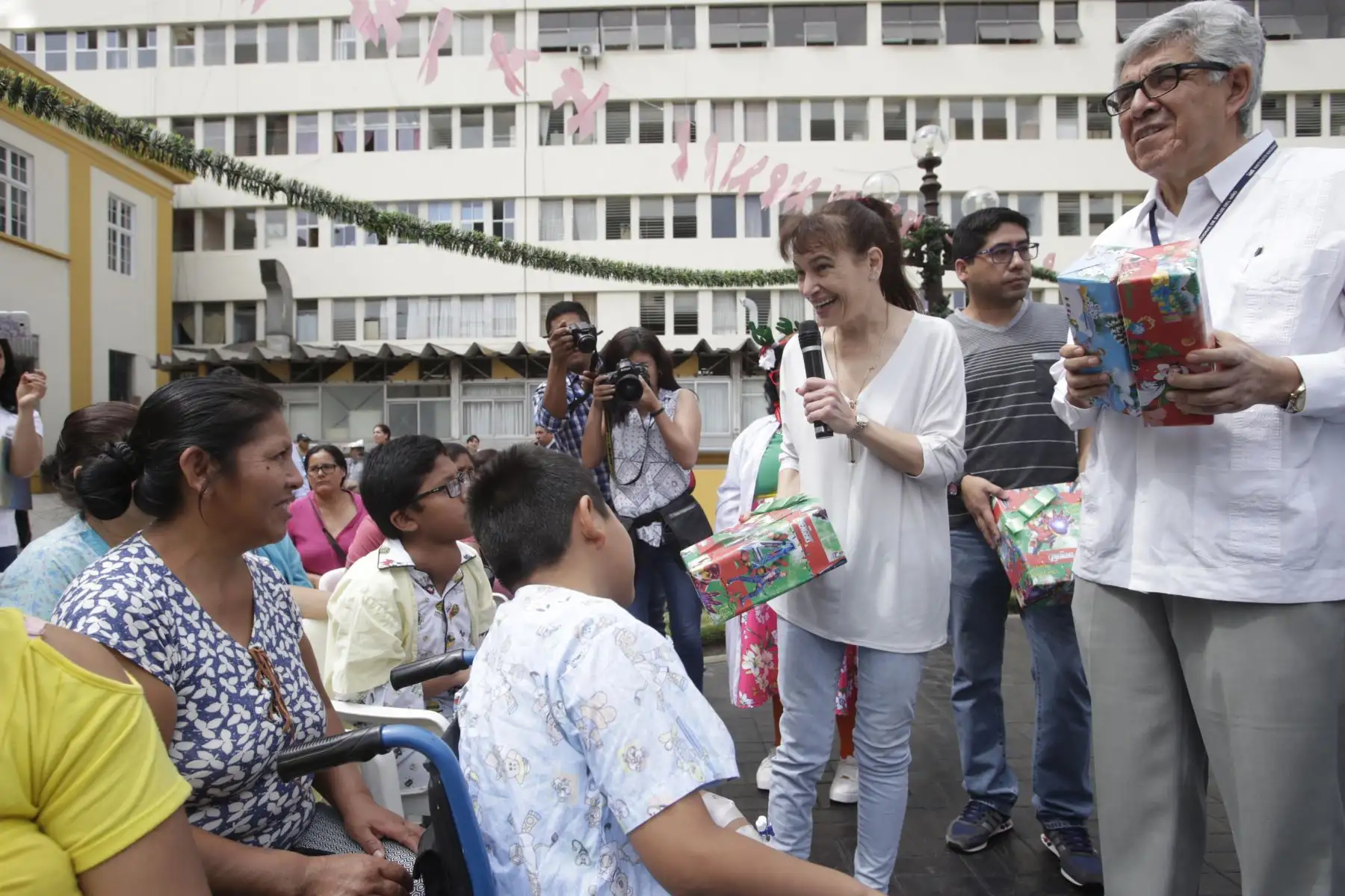 Silvia Pessah Eljay, Ministra de Salud visita a los niños del Instituto Nacional de Salud del Niño (INSN) por navidad. Foto: ANDINA/Nathalie Sayago
