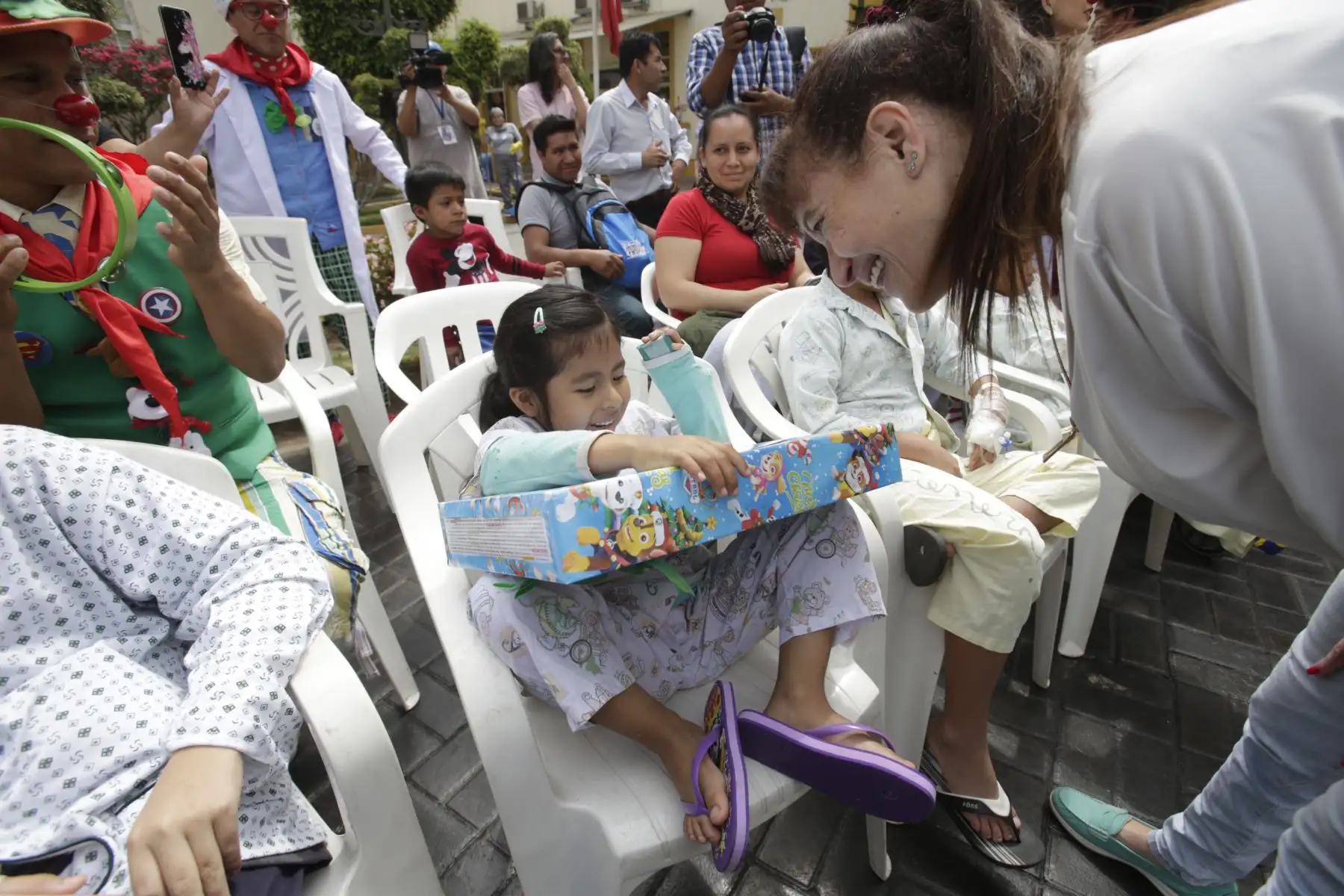 Silvia Pessah Eljay, Ministra de Salud visita a los niños del Instituto Nacional de Salud del Niño (INSN) por navidad. Foto: ANDINA/Nathalie Sayago