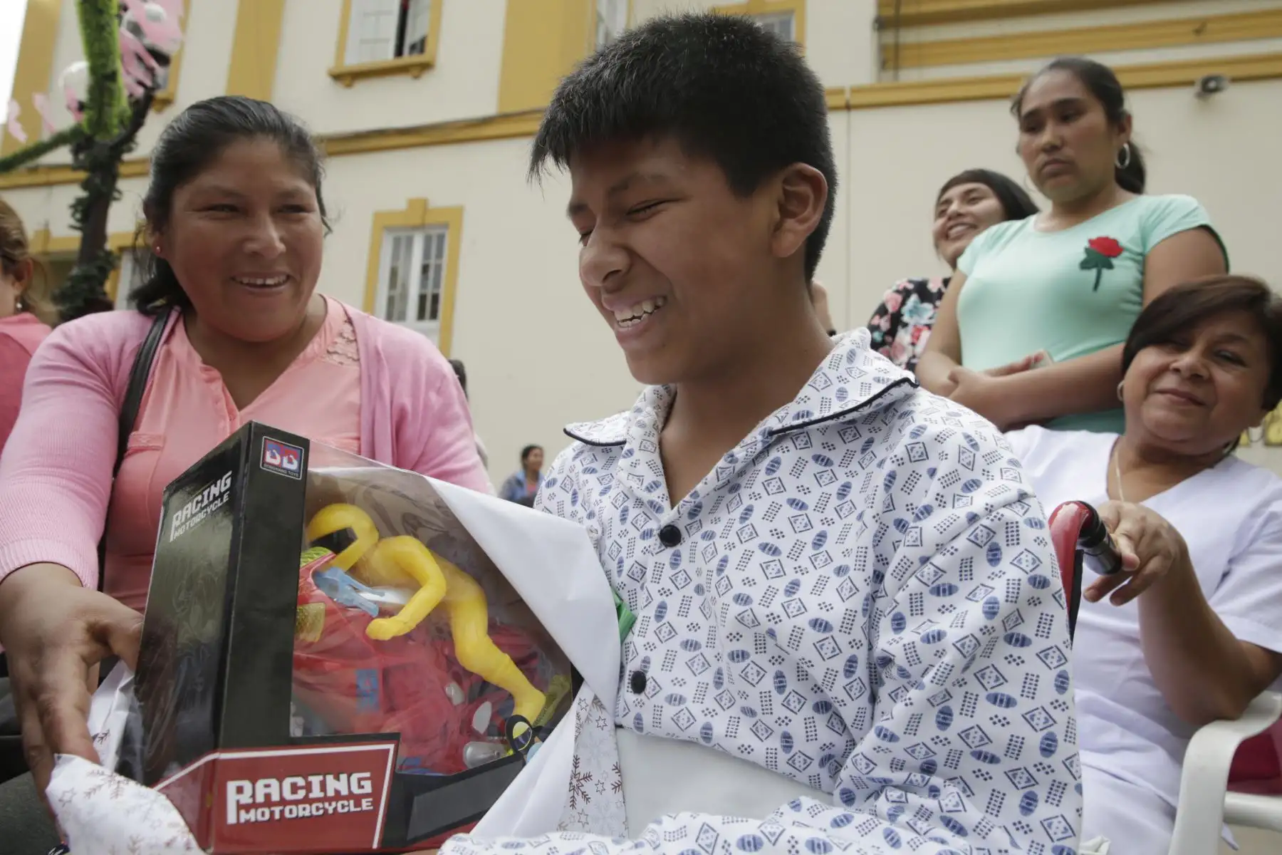 Familiares celebran la navidad junto a sus hijos en el Instituto Nacional de Salud del Niño (INSN)  Foto: ANDINA/Nathalie Sayago