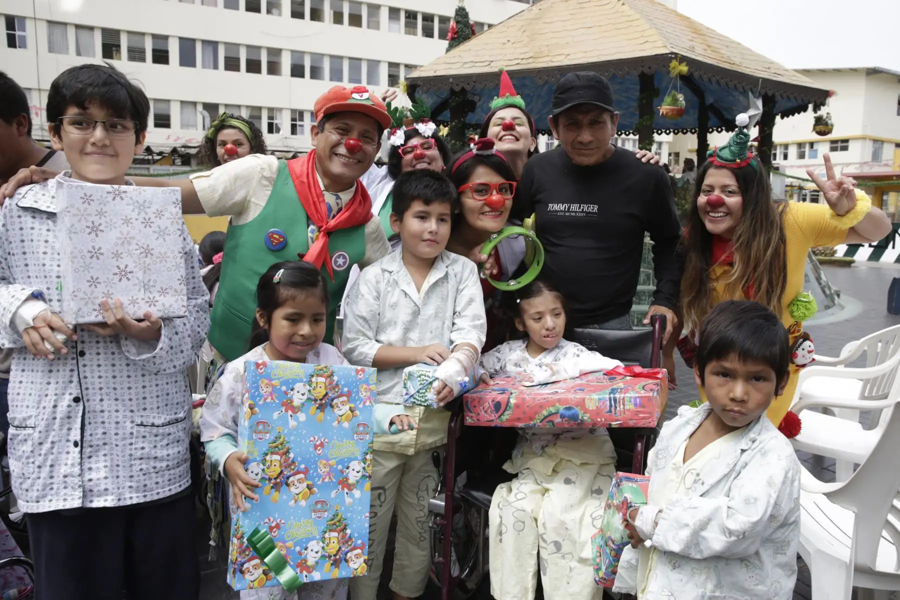 Payasos de Emergencia y familiares celebran junto a los pacientes del Instituto Nacional de Salud del Niño (INSN) en esta navidad. Foto: ANDINA/Nathalie Sayago