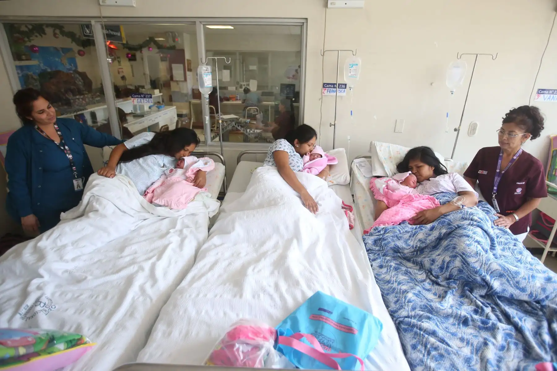 El Instituto Nacional Materno Perinatal, celebra con gran alegría el nacimiento de los primeros bebés de Navidad, primer bebé de la señora Getsel Mirian Silva Mallqui, segunda bebé Victoria Gael de la señora Francesca Dayana Huaman y la tercera  bebé Joselyn Ivana de la señora Mazombique Icomenavani. Foto: ANDINA/Vidal Tarqui