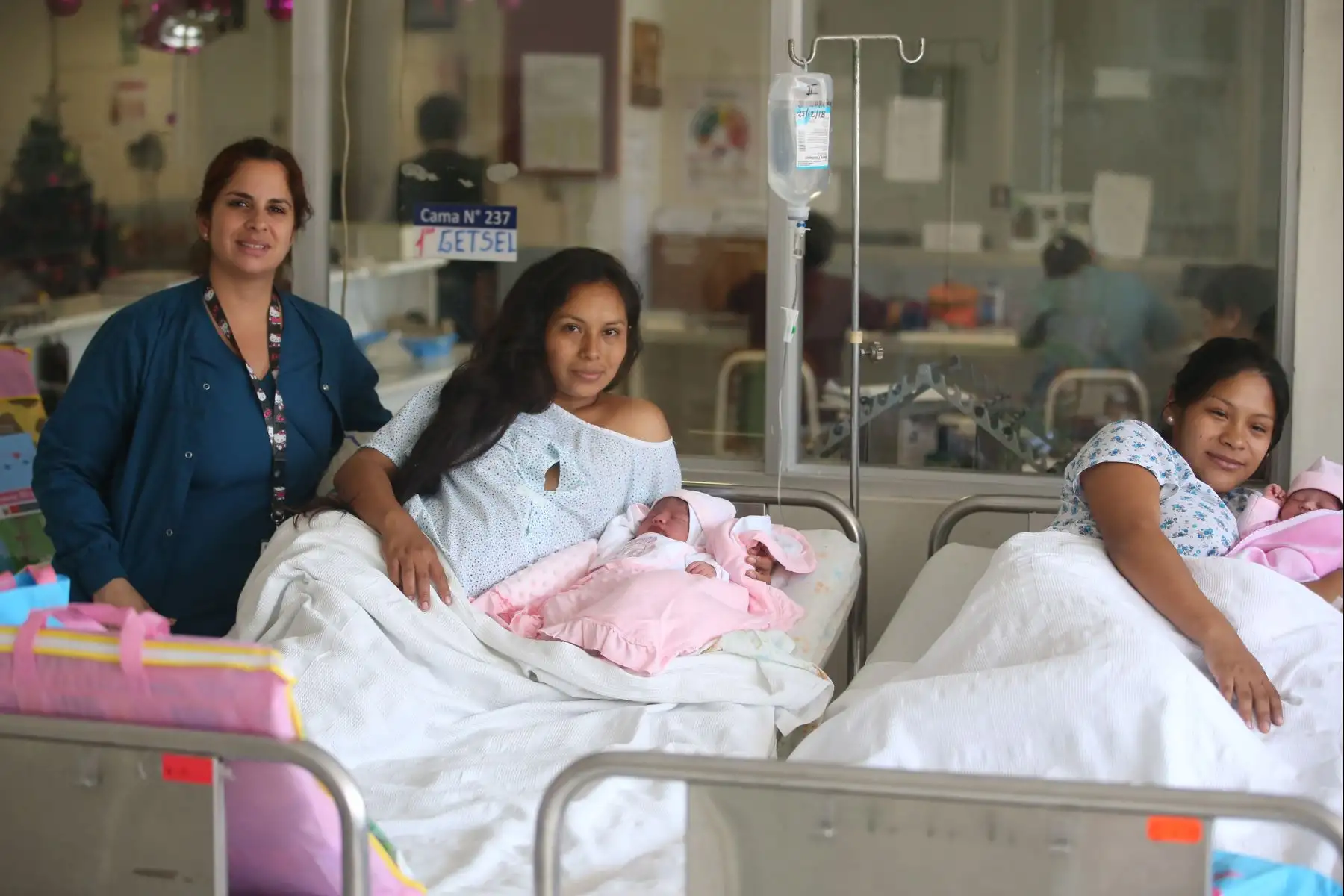 El Instituto Nacional Materno Perinatal, celebra con gran alegría el nacimiento de los primeros bebés de Navidad, primer bebé de la señora Getsel Mirian Silva Mallqui, segunda bebé Victoria Gael de la señora Francesca Dayana Huaman. Foto: ANDINA/Vidal Tarqui