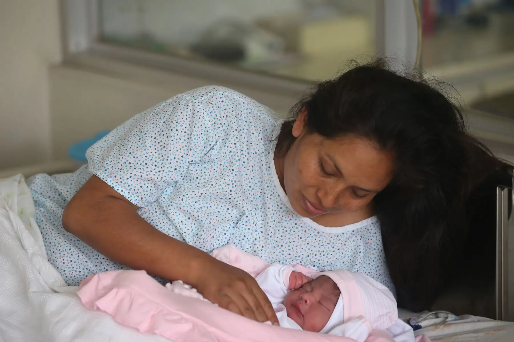 El Instituto Nacional Materno Perinatal, celebra con gran alegría el nacimiento de los primeros bebés de Navidad, primer bebé de la señora Getsel Mirian Silva Mallqui. Foto: ANDINA/Vidal Tarqui
