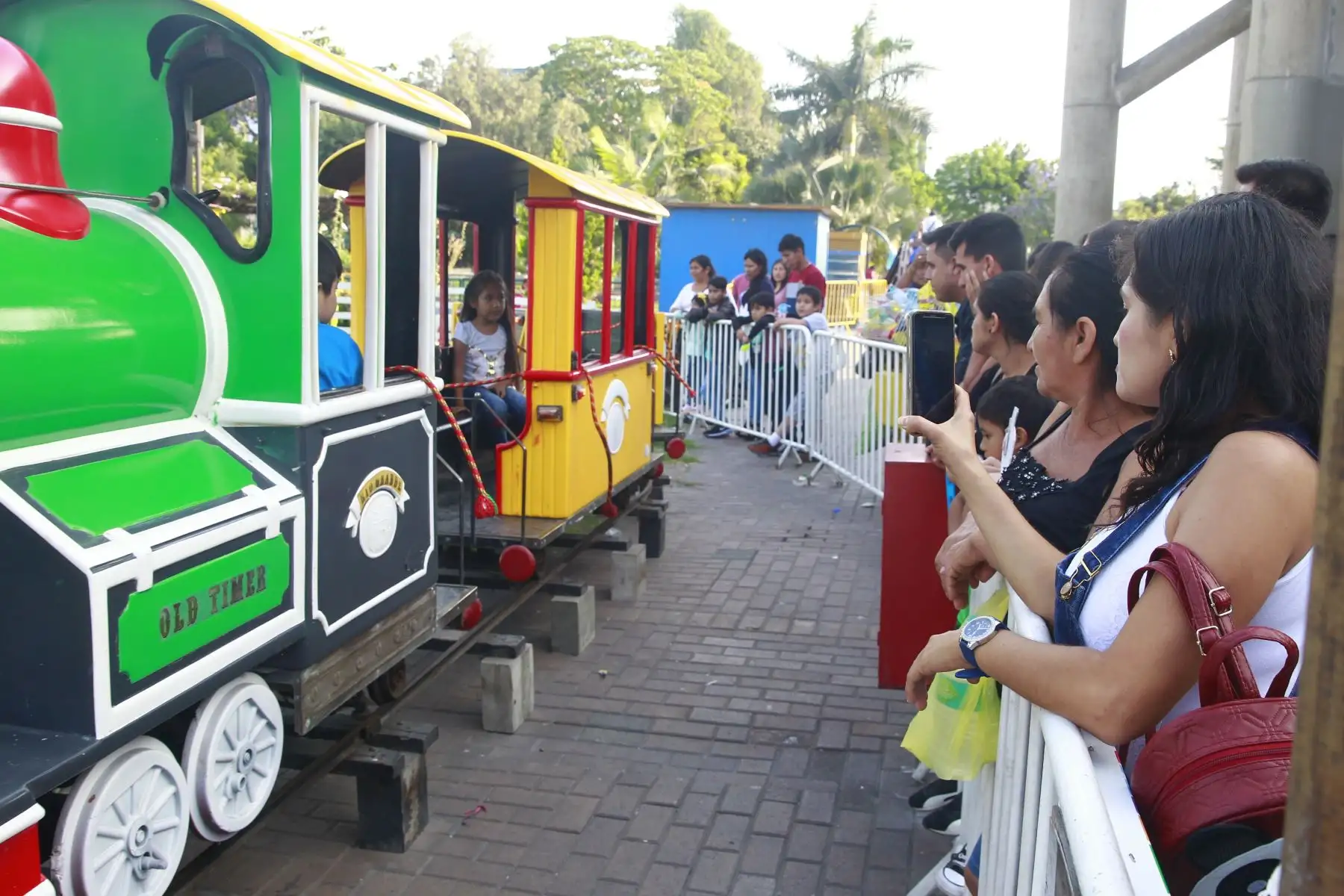 Familias peruanas aprovechan las fiestas navideñas para pasear y  divertirse en parques,plazas y espacios públicos. Foto ANDINA/Eddy Ramos