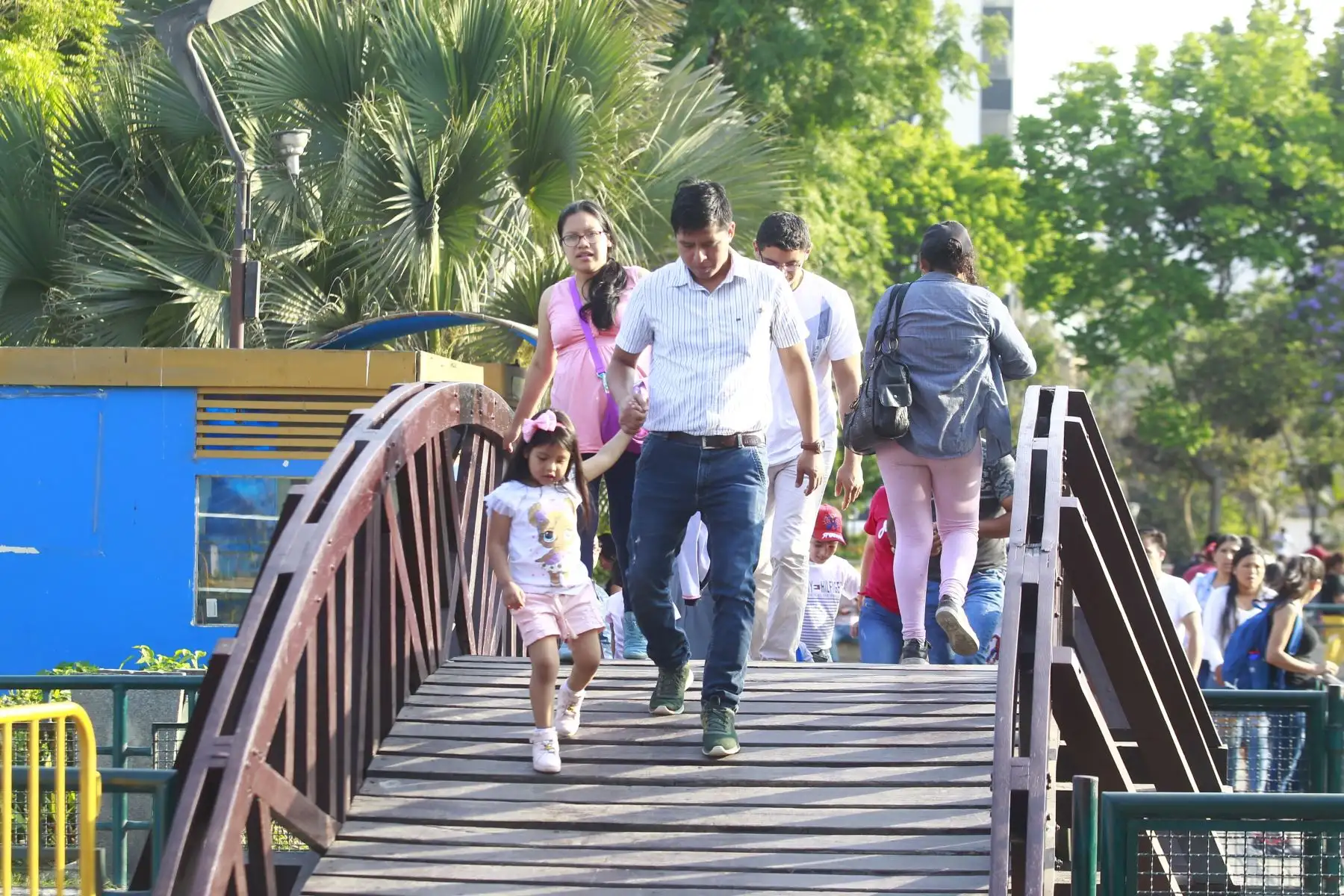 Familias peruanas aprovechan las fiestas navideñas para pasear y  divertirse en parques,plazas y espacios públicos. Foto ANDINA/Eddy Ramos
