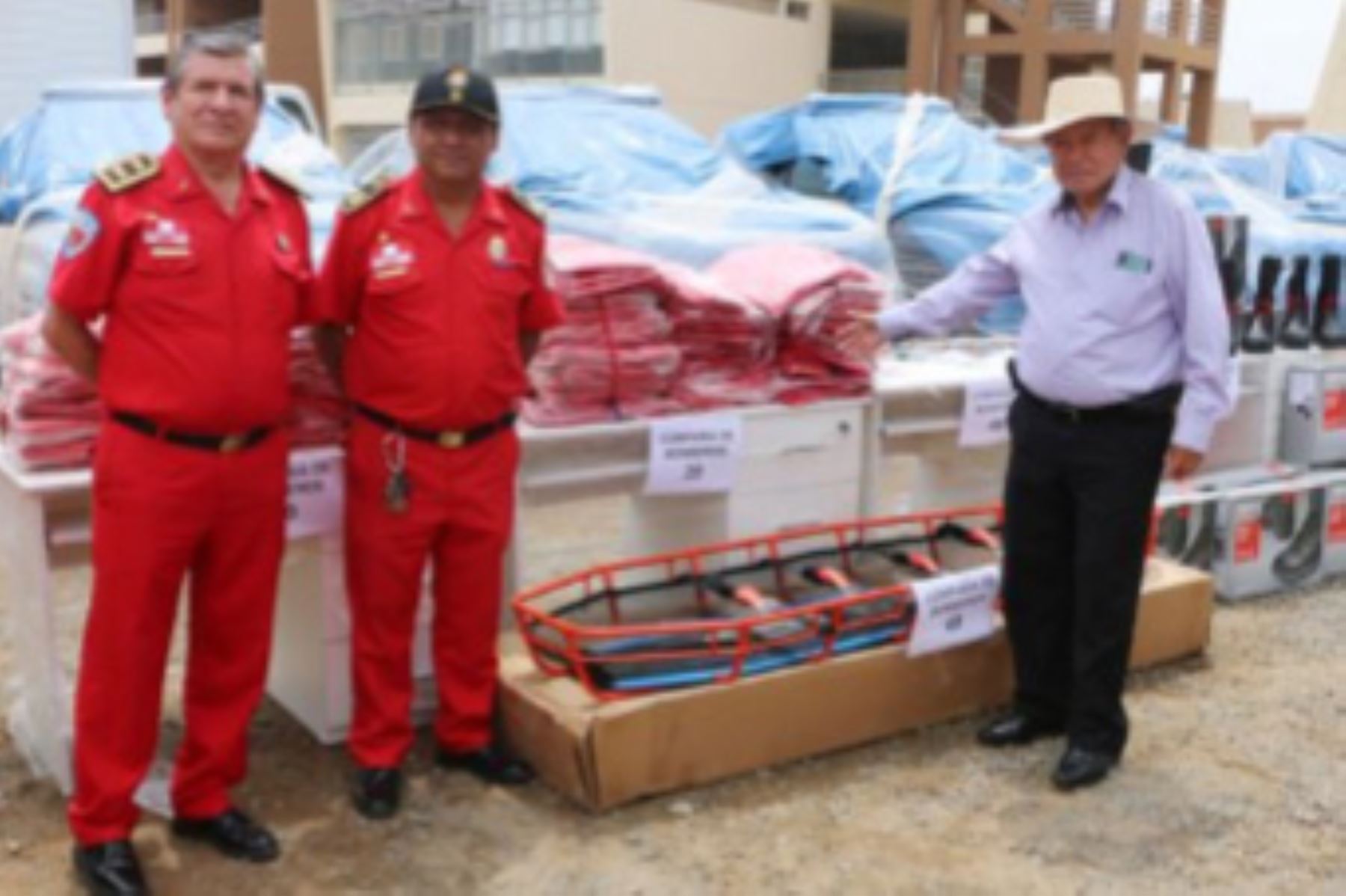 El gobernador regional de Lima, Nelson Chui, entregó equipos de protección e implementos para bomberos de Cañete, Huaral y Huacho.