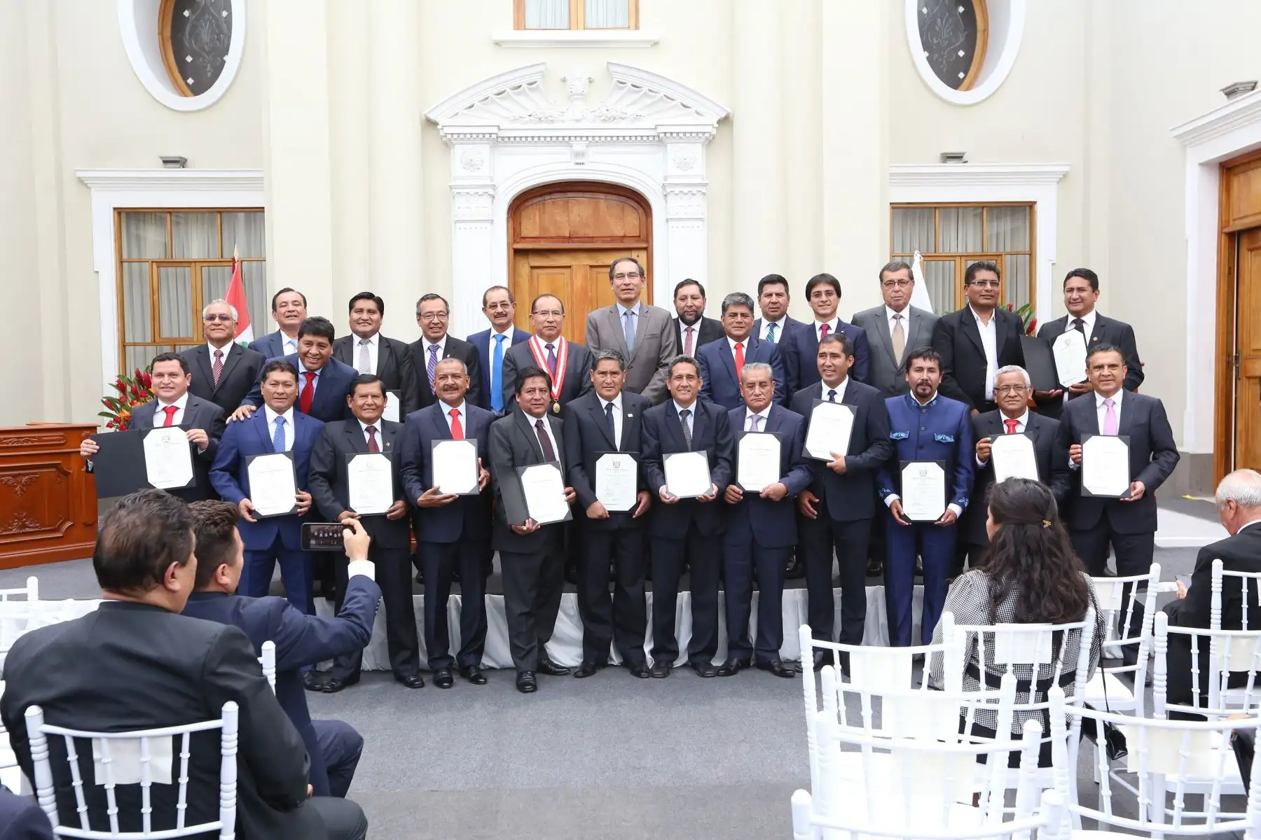 JNE entregó credenciales a gobernadores regionales electos para el período 2019-2022.