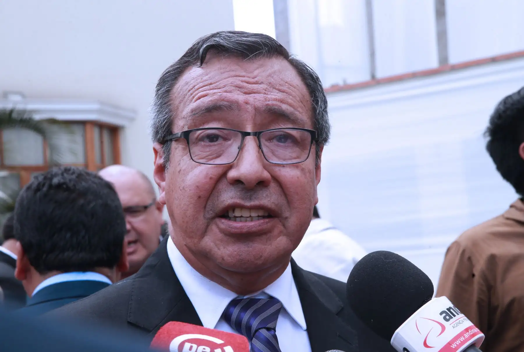El gobernador regional de Madre de Dios, Luis Hidalgo, estimó hoy que luego de la operación “Mercurio” en La Pampa se van a crear 4,200 empleos temporales, lo que significará una fuente de ingresos económicos en esta zona castigada por la minería ilegal hasta que se inicie la reforestación. ANDINA/Norman Córdova