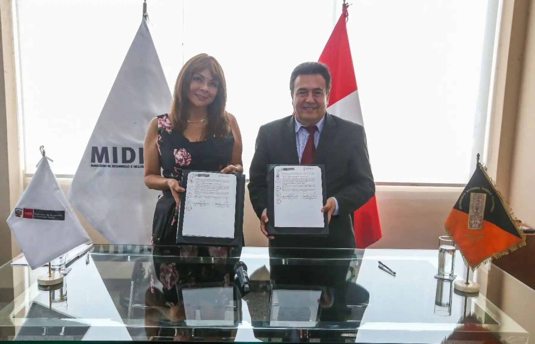 Ministra La Rosa y rector de la Universidad Federico Villareal firman documento que contribuye a la implementación de políticas de Estado en materia social.