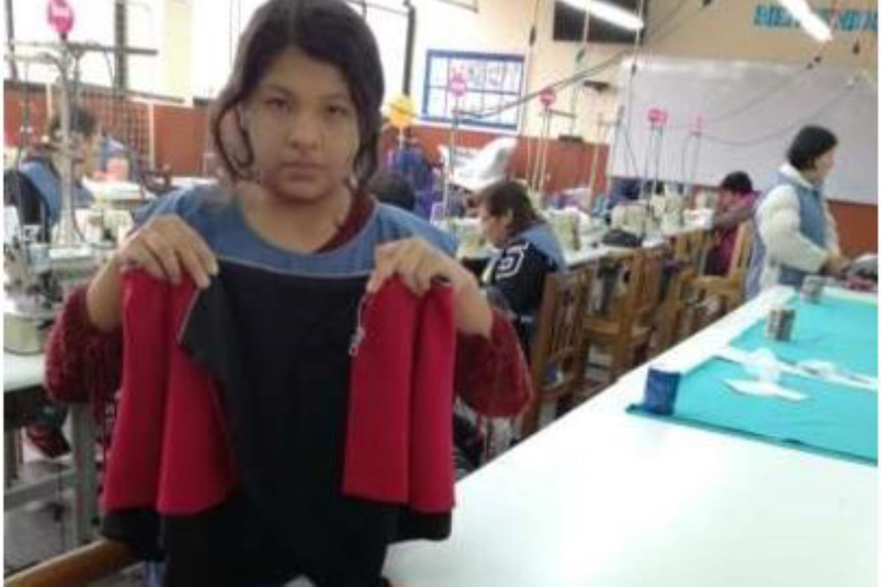 Estudiantes de Cetpro Micaela Bastidas crearon blazer de cuatro usos. Foto: Andina/difusión