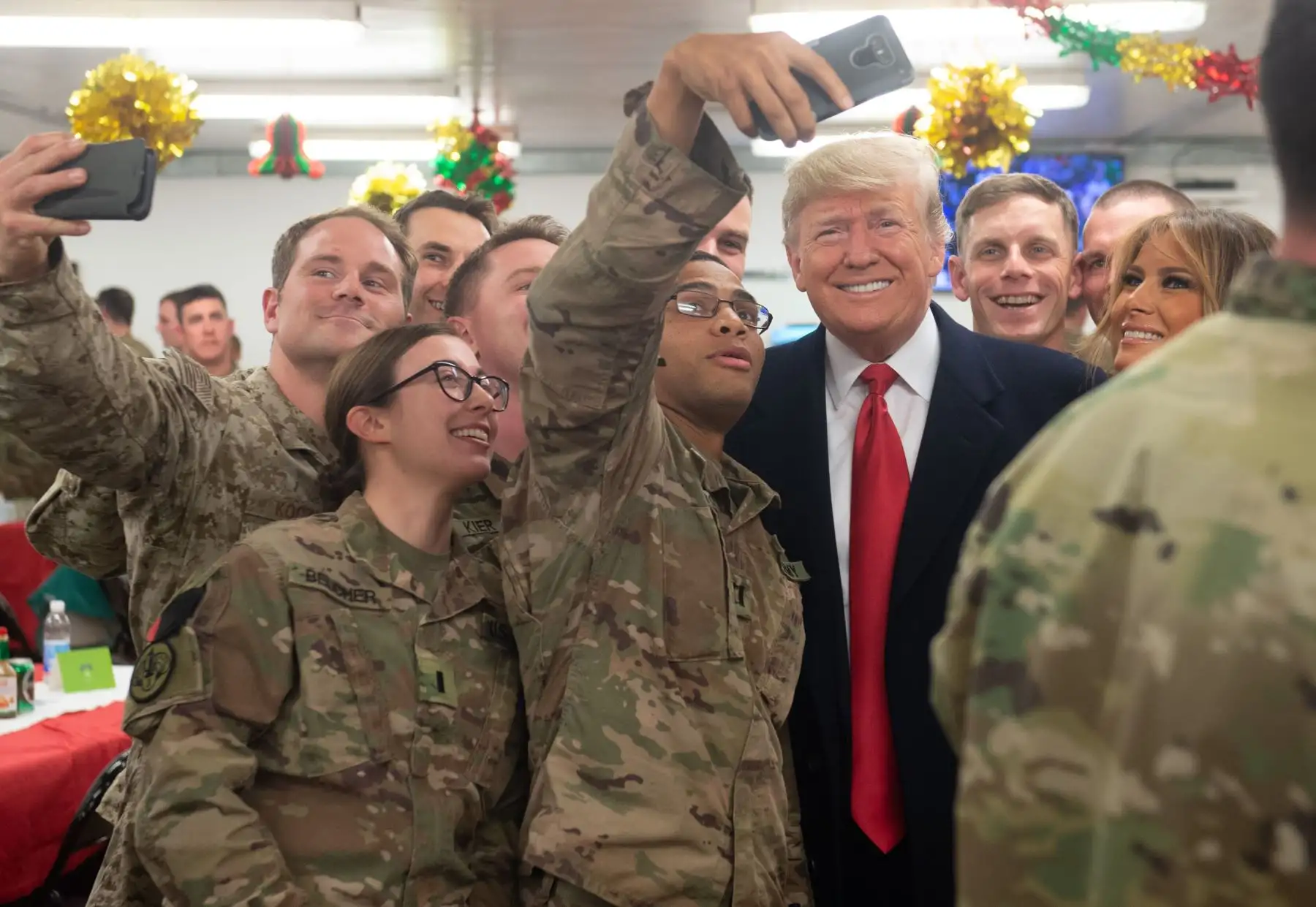 El presidente  de EEUU Donald Trump y la primera dama Melania Trump saludan a los militares estadounidenses durante un viaje inesperado a la base aérea de Al Asad en Irak Foto: AFP
