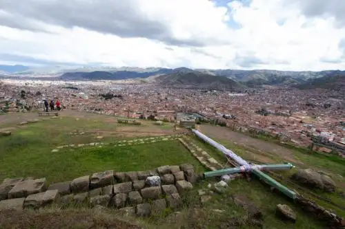 Vientos huracanados y lluvias habrían provocado la caída de la antigua Santísima Cruz del Parque Arqueológico Sacsayhuamán.