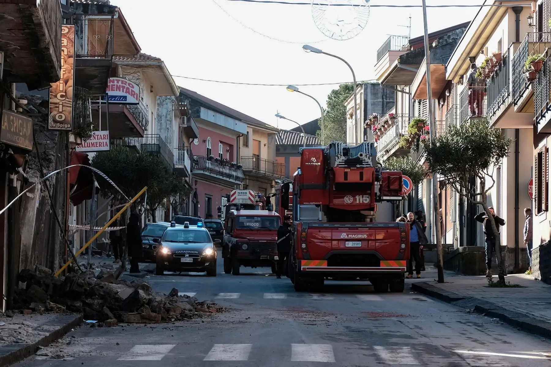 Los gendarmes y bomberos de Carabinieri intervienen en una calle de Zafferana Etnea cerca de Catania , después de que un terremoto de magnitud 4,8 azotara el área alrededor del volcán más activo de Europa, el Monte Etna. AFP